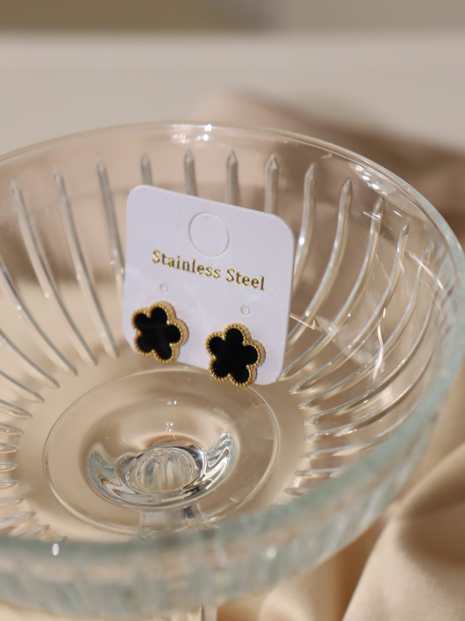 Melni, pieclapu zieda auskari ar zelta akcentu  - 17148