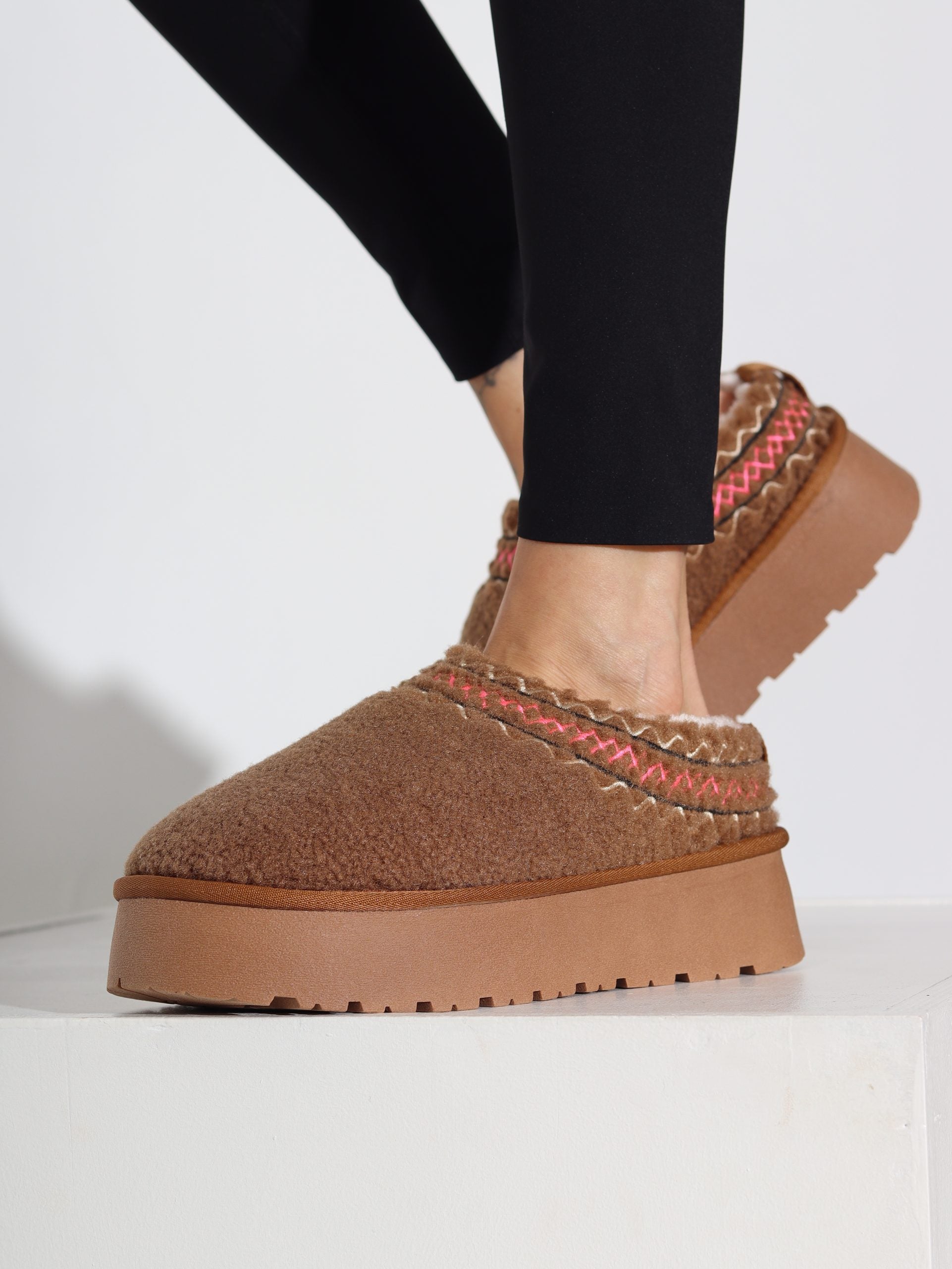 Brūnas krāsas ,,UGG'' tipa apavi "Aitiņa" - 16477