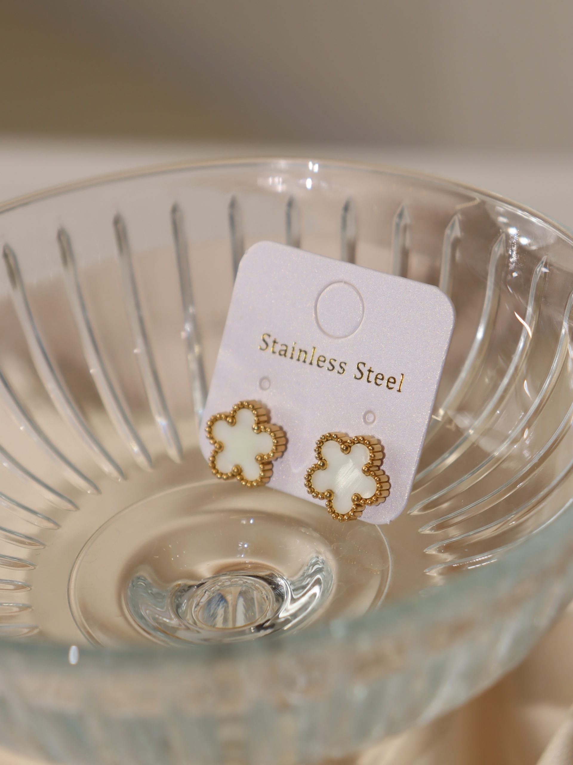 Pienbalti, pieclapu zieda auskari ar zelta akcentu  - 17150