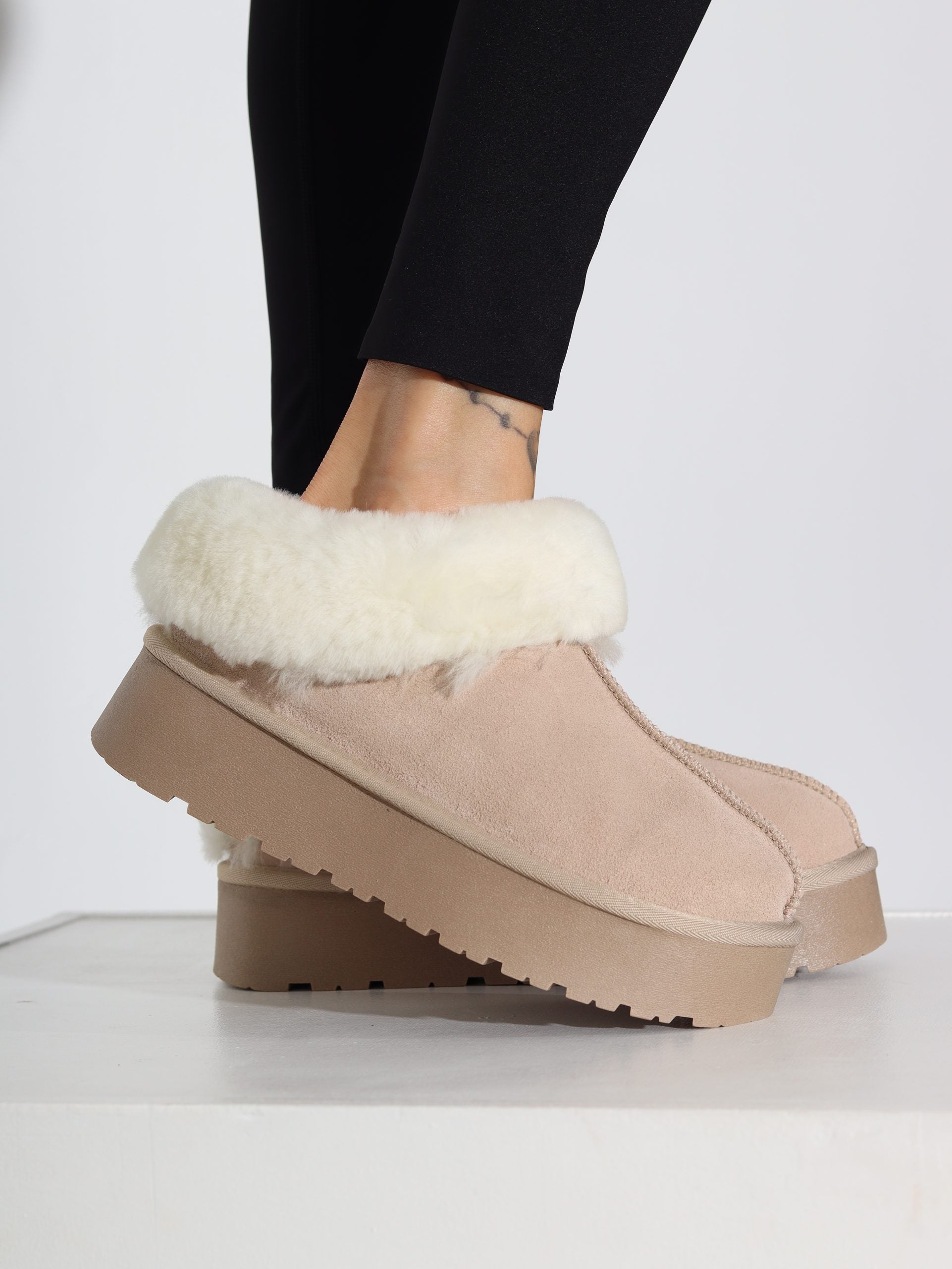 Bēšas krāsas d/ zamšādas ,,Ugg '' tipa apavi - 16474