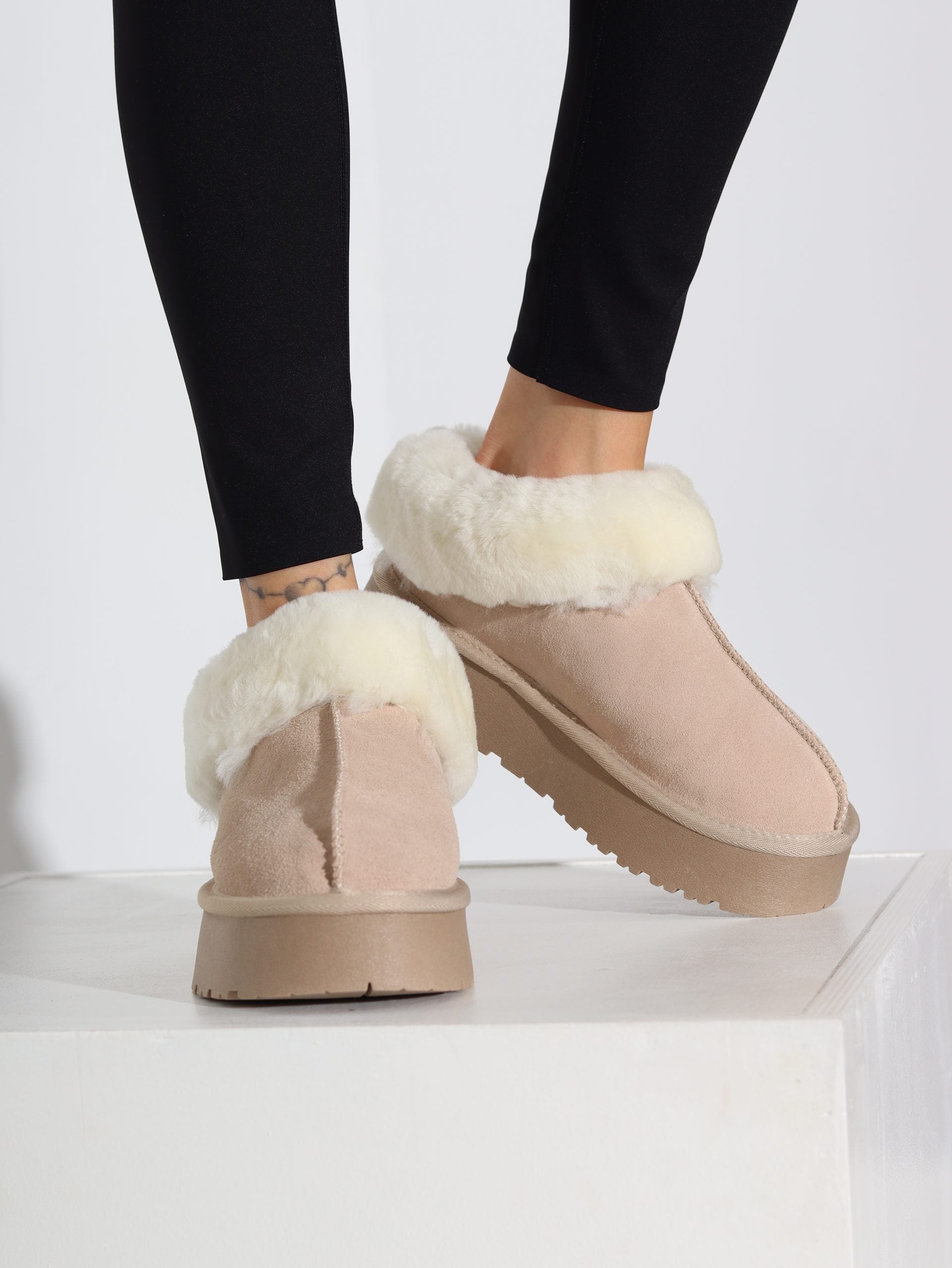 Bēšas krāsas d/ zamšādas ,,Ugg '' tipa apavi - 16474