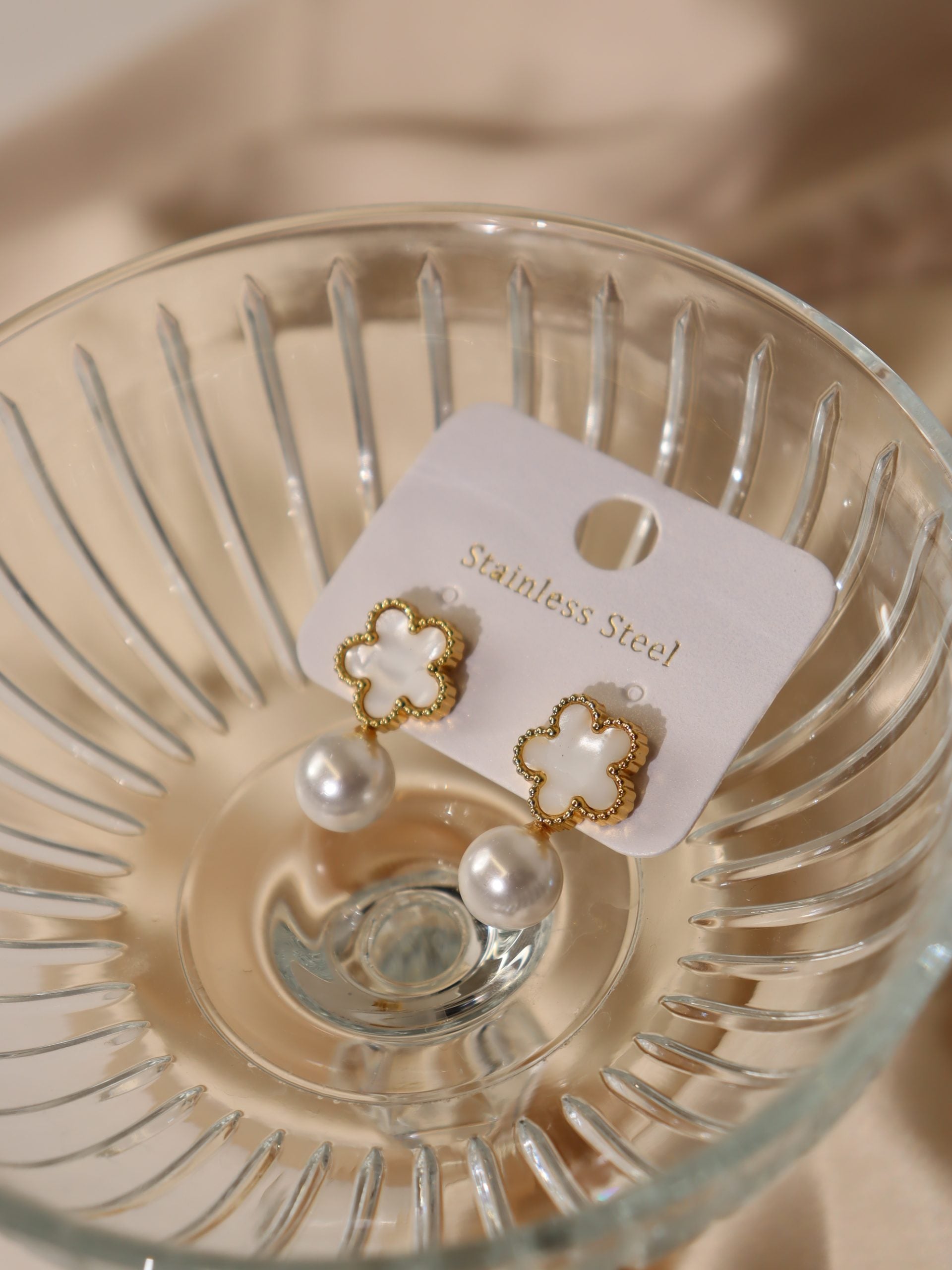 Balti ziedu auskari ar baltu pērli  - 17160