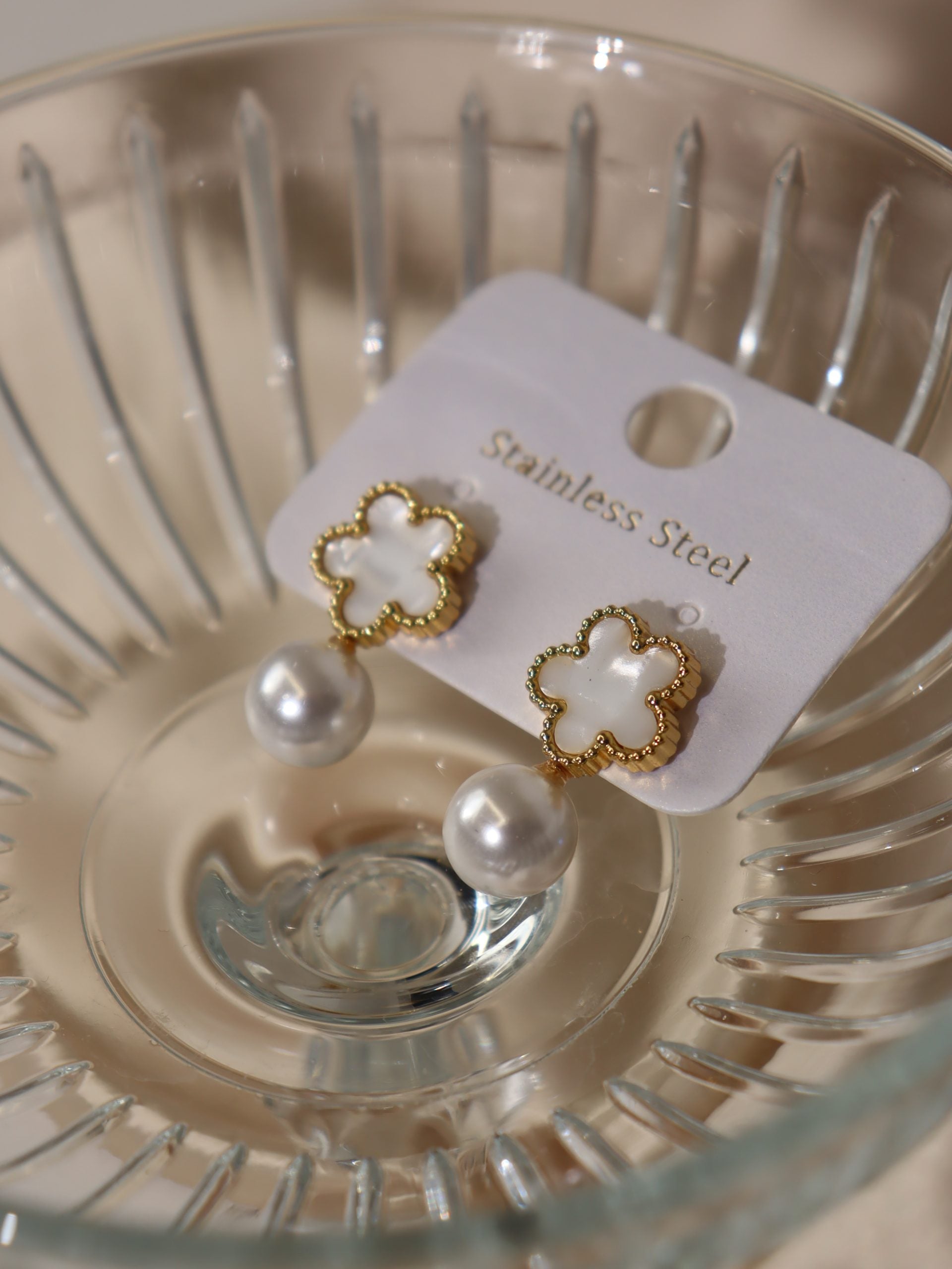 Balti ziedu auskari ar baltu pērli  - 17160