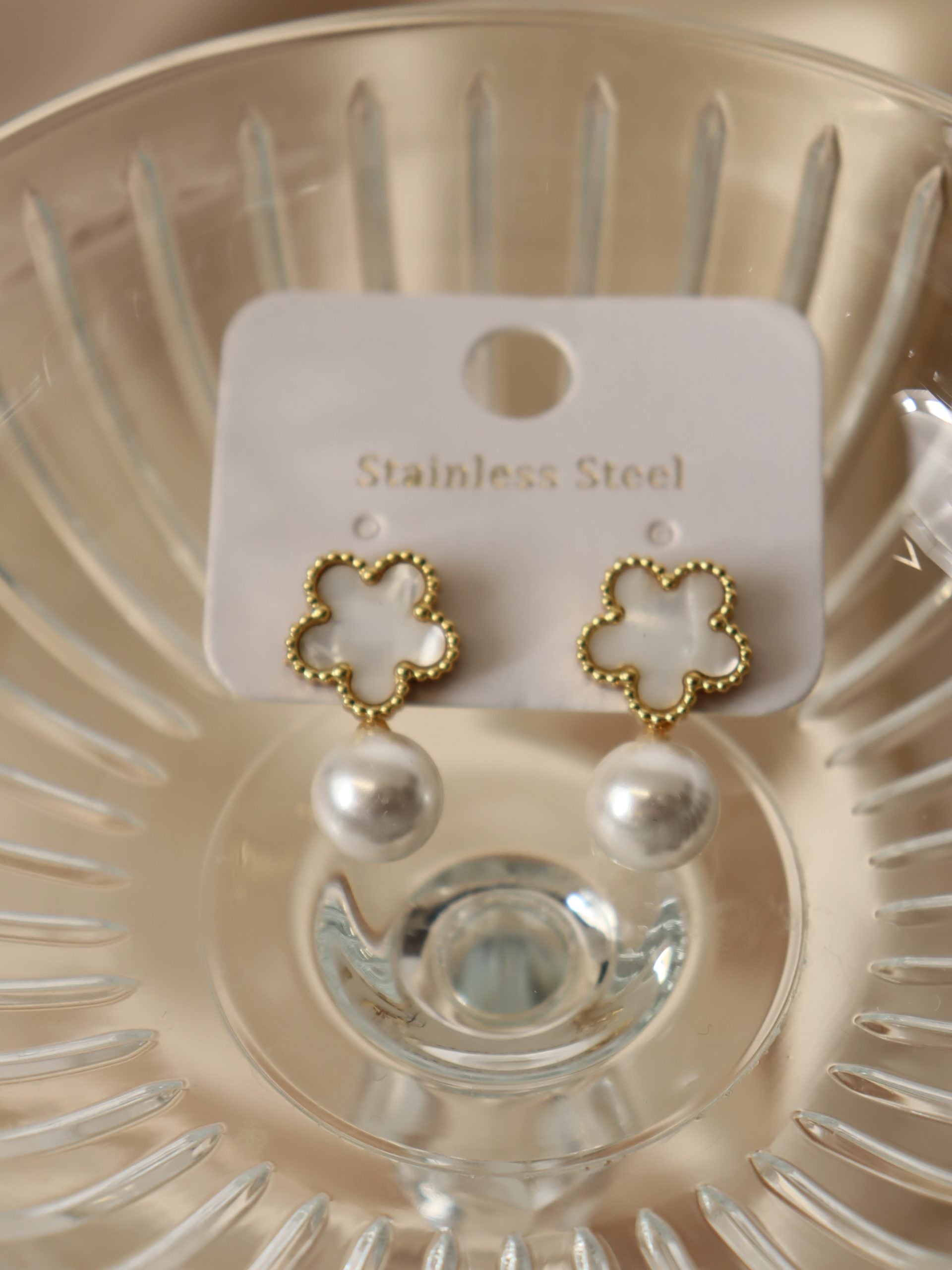 Balti ziedu auskari ar baltu pērli  - 17160