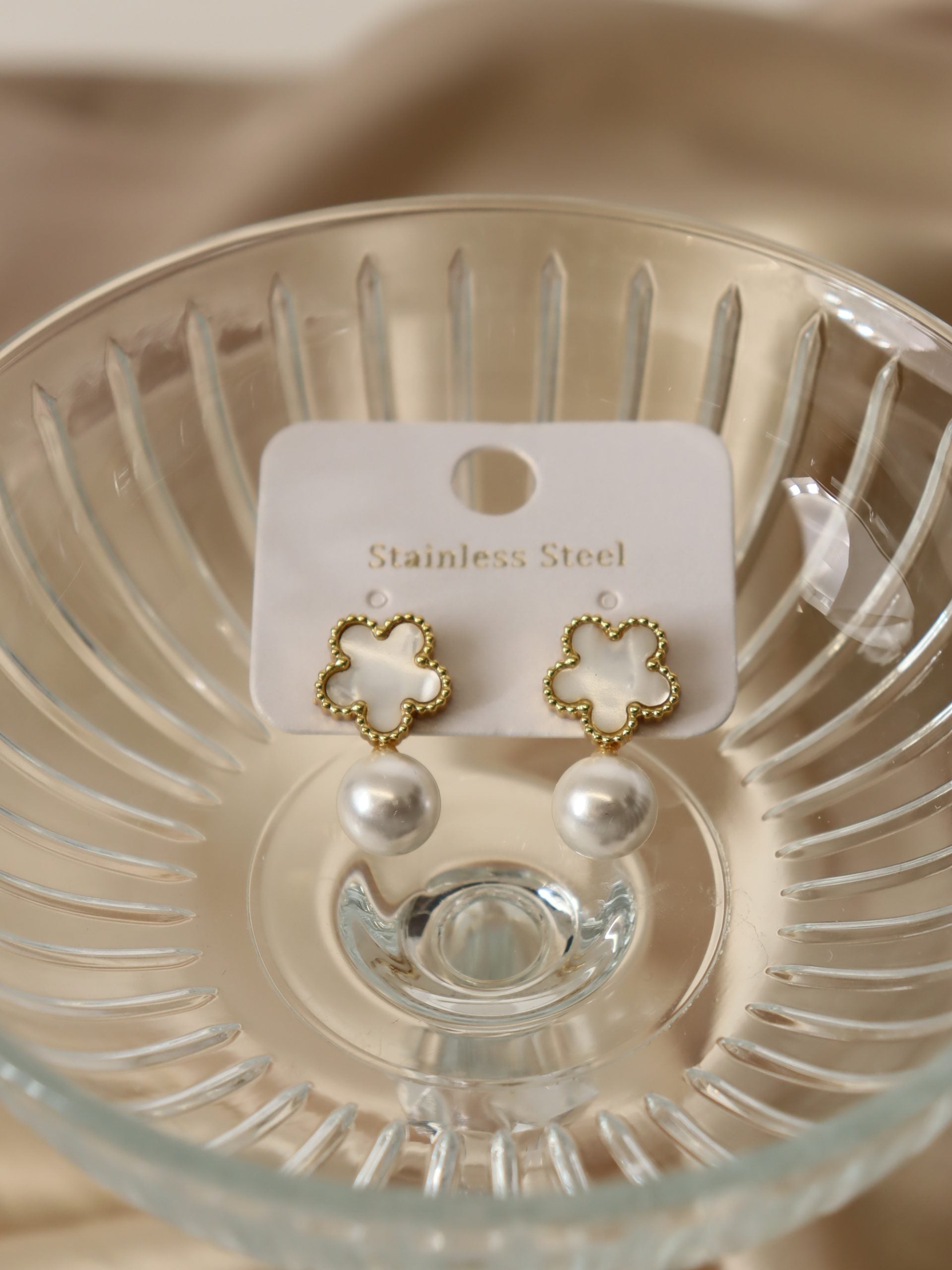 Balti ziedu auskari ar baltu pērli  - 17160