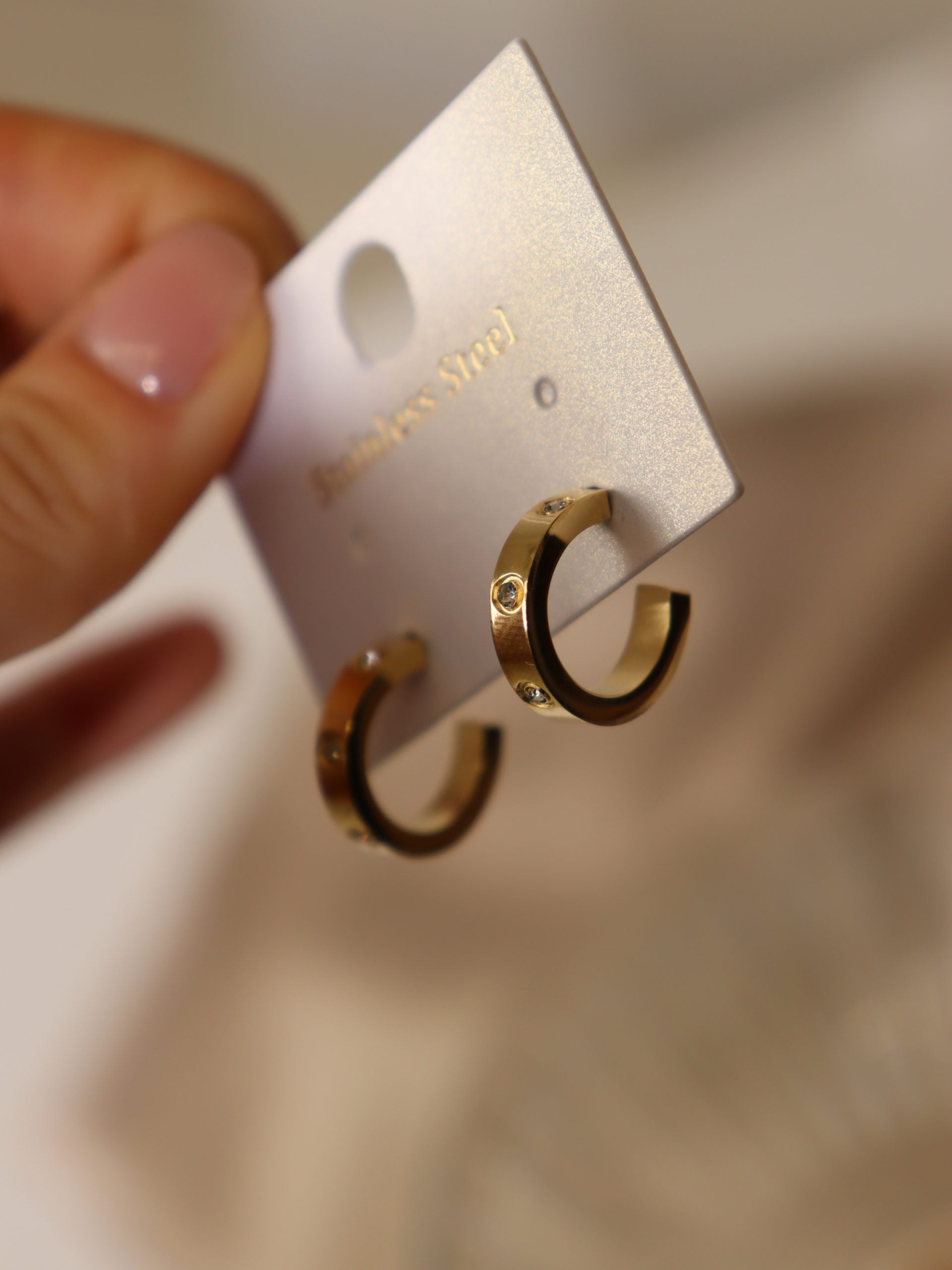 Zelta krāsas mazie riņķa auskari ar kristāliņiem - 17136