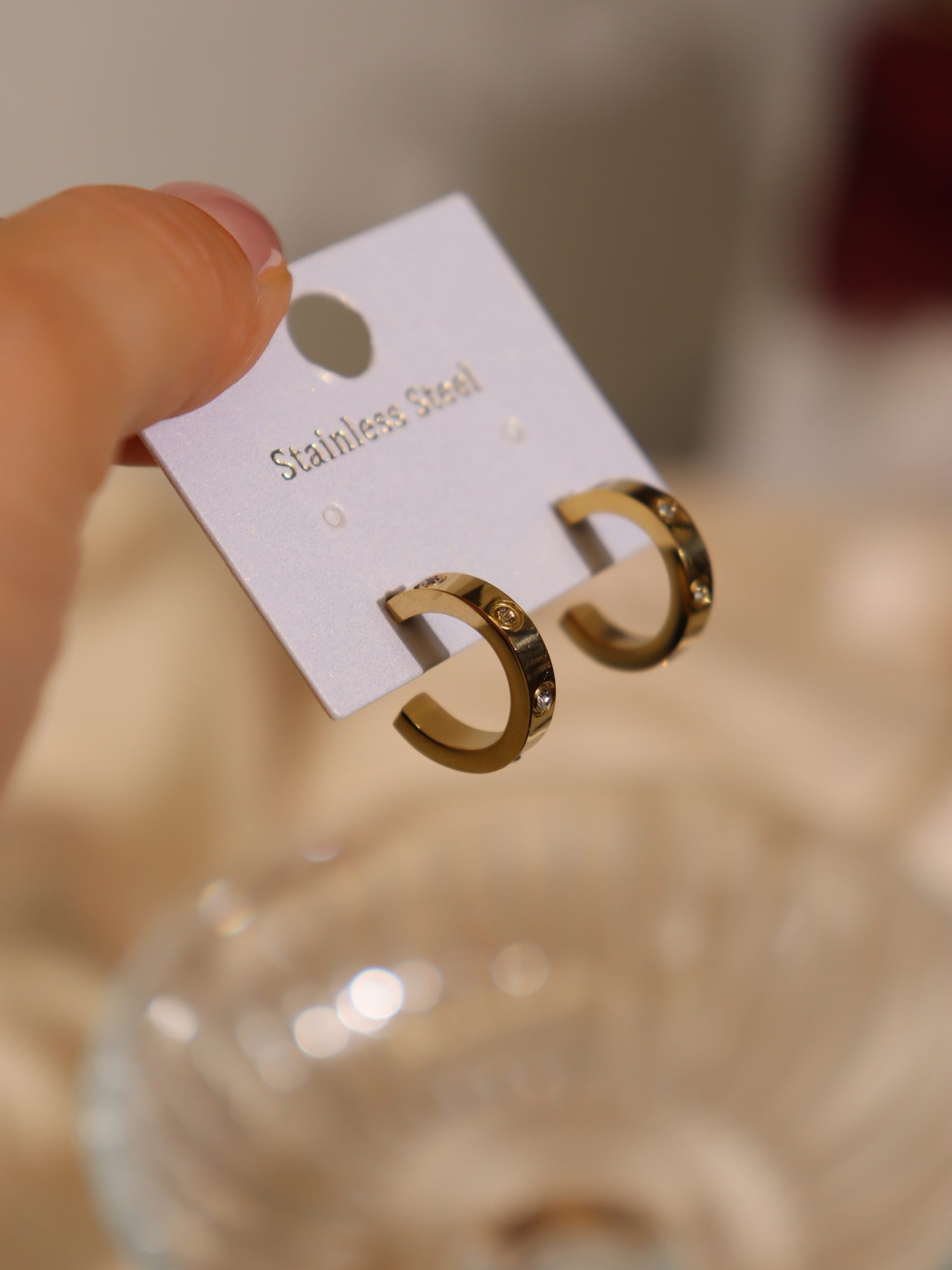 Zelta krāsas mazie riņķa auskari ar kristāliņiem - 17136