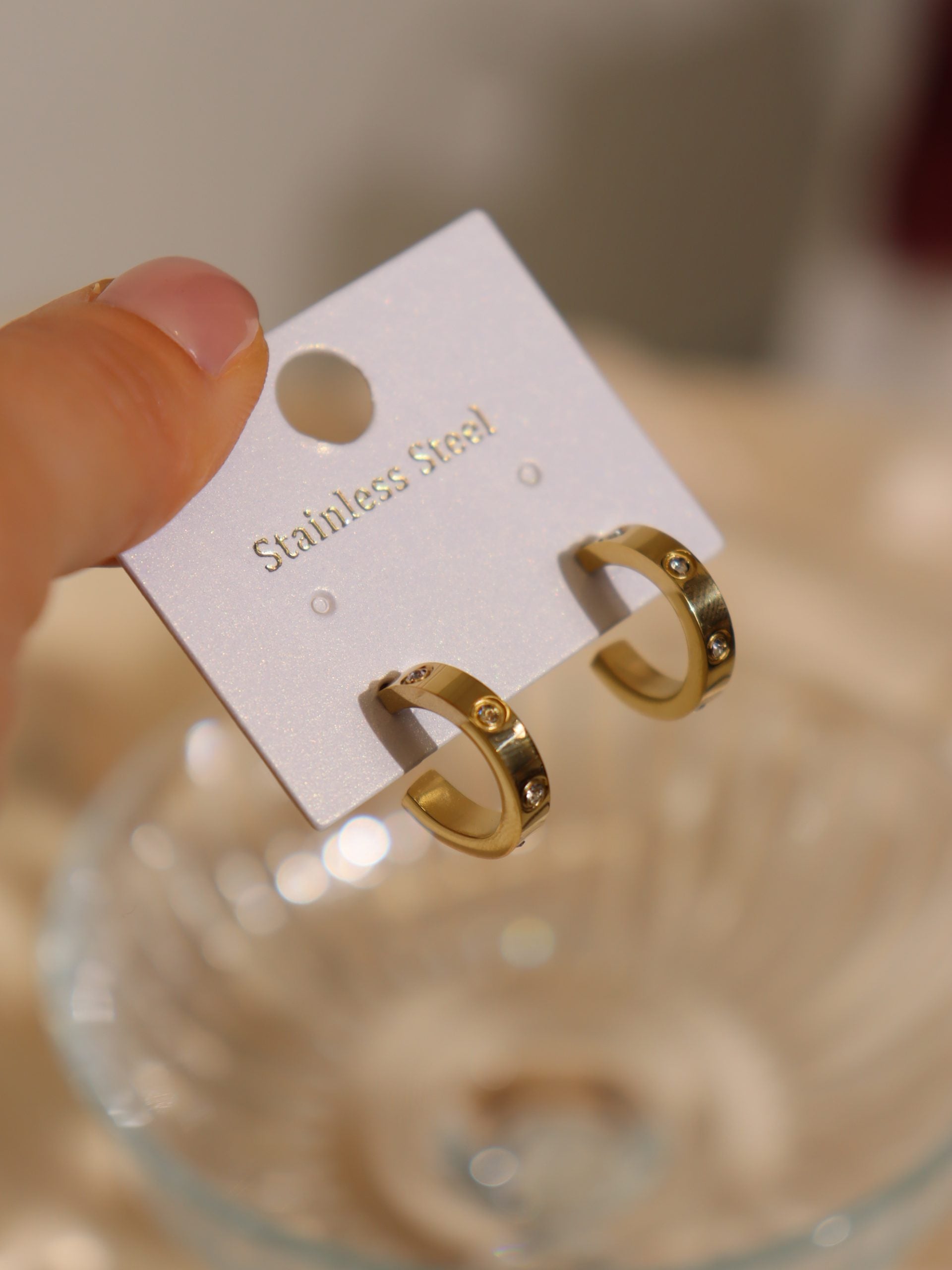 Zelta krāsas mazie riņķa auskari ar kristāliņiem - 17136