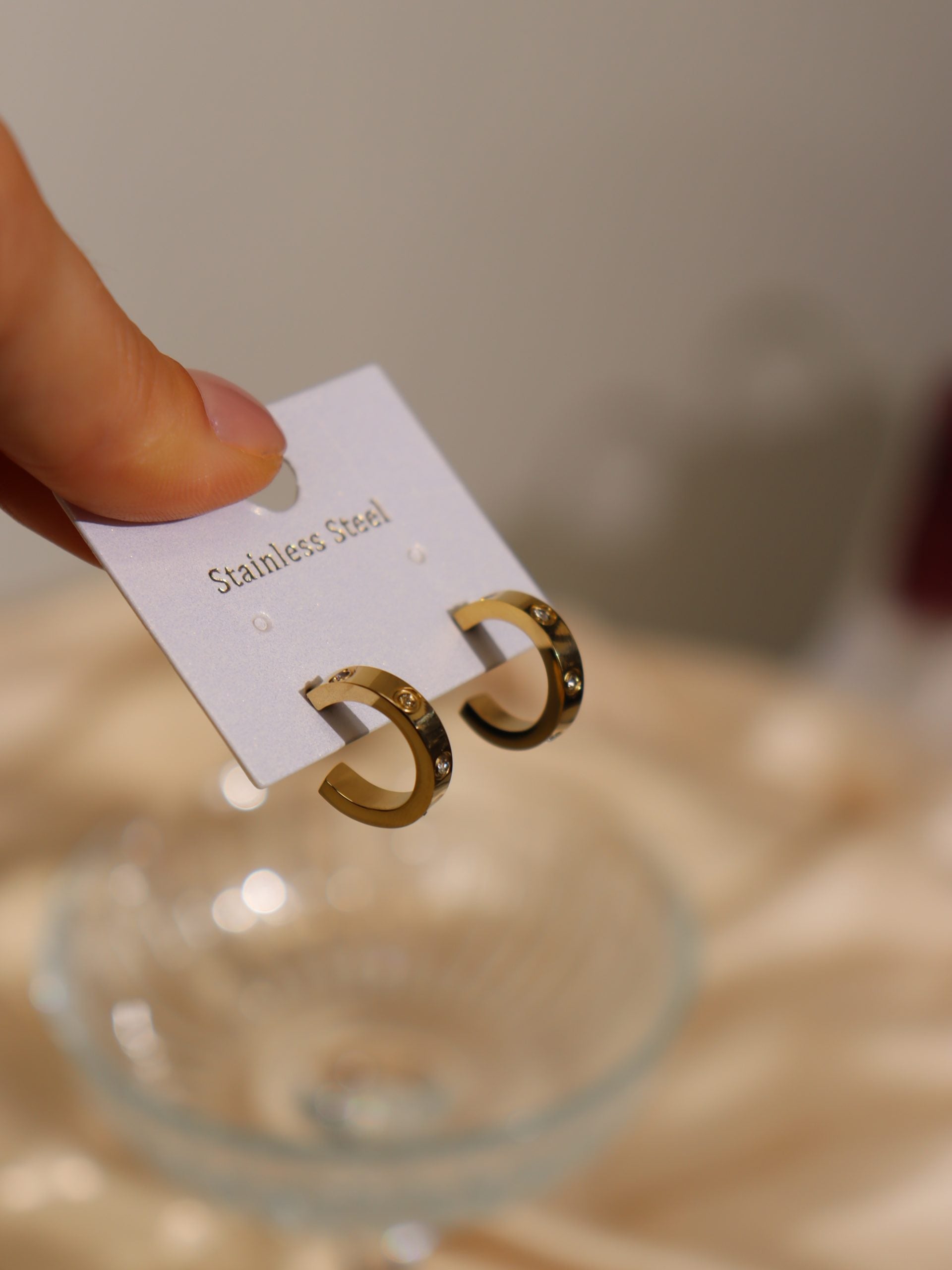 Zelta krāsas mazie riņķa auskari ar kristāliņiem - 17136