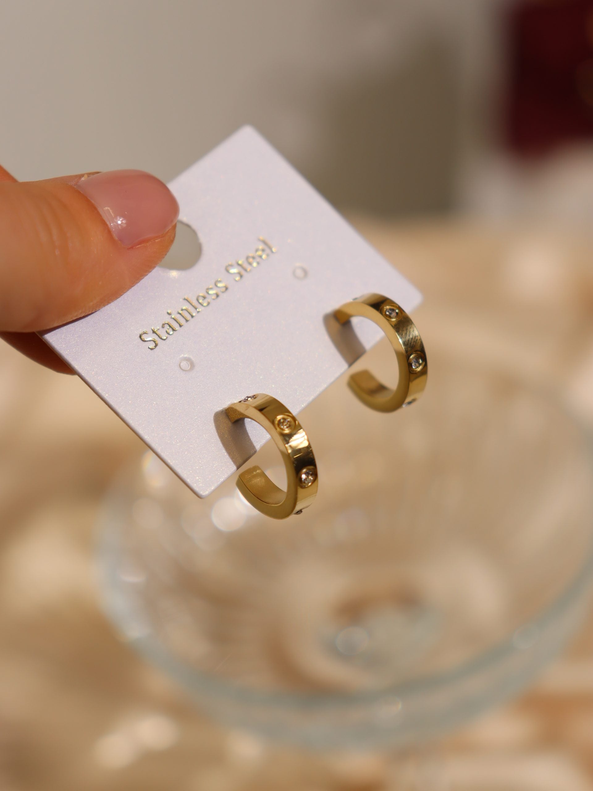 Zelta krāsas mazie riņķa auskari ar kristāliņiem - 17136