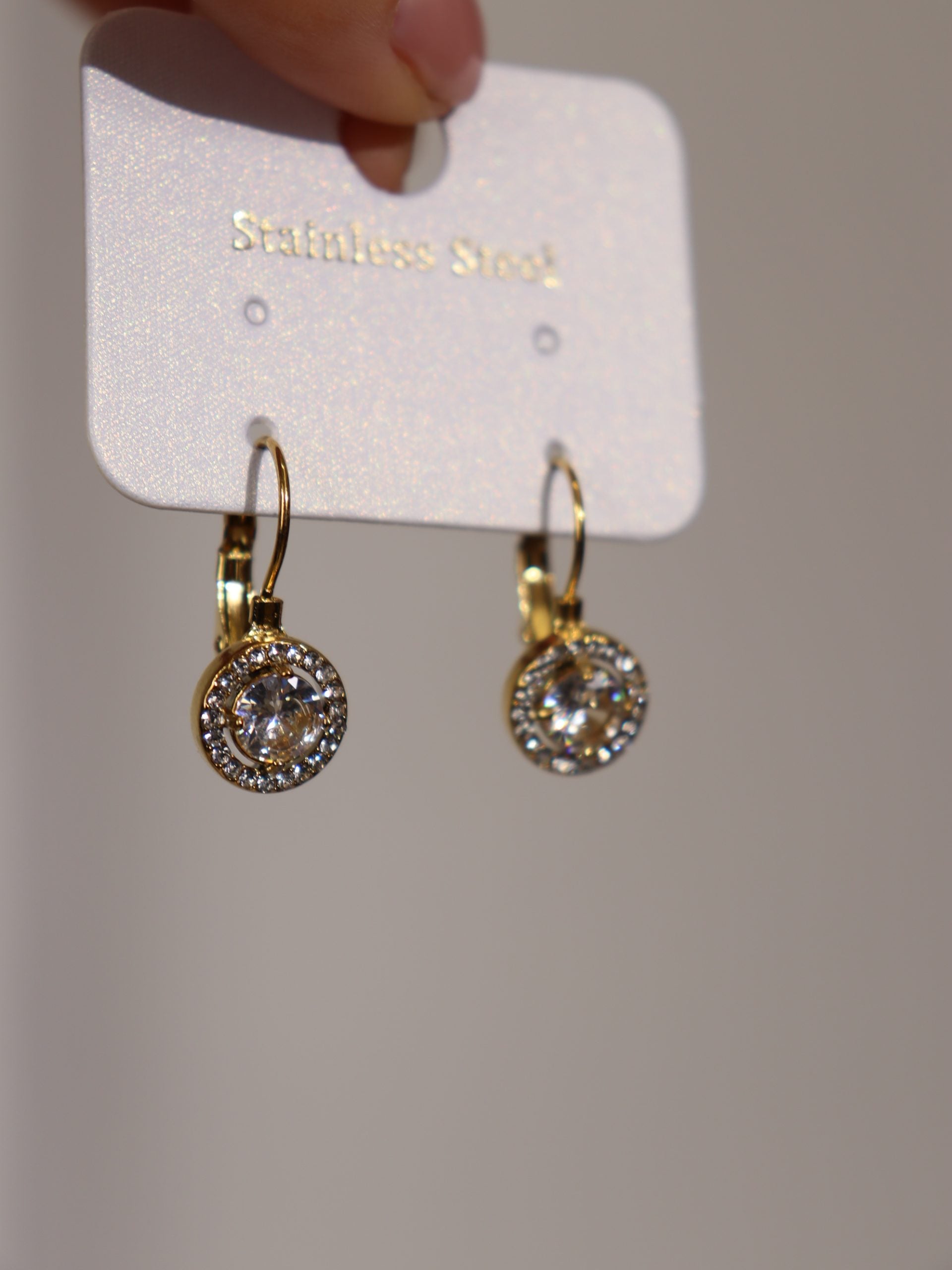 Zelta krāsas nokareni, apaļi auskari ar kristāliņiem- 17137