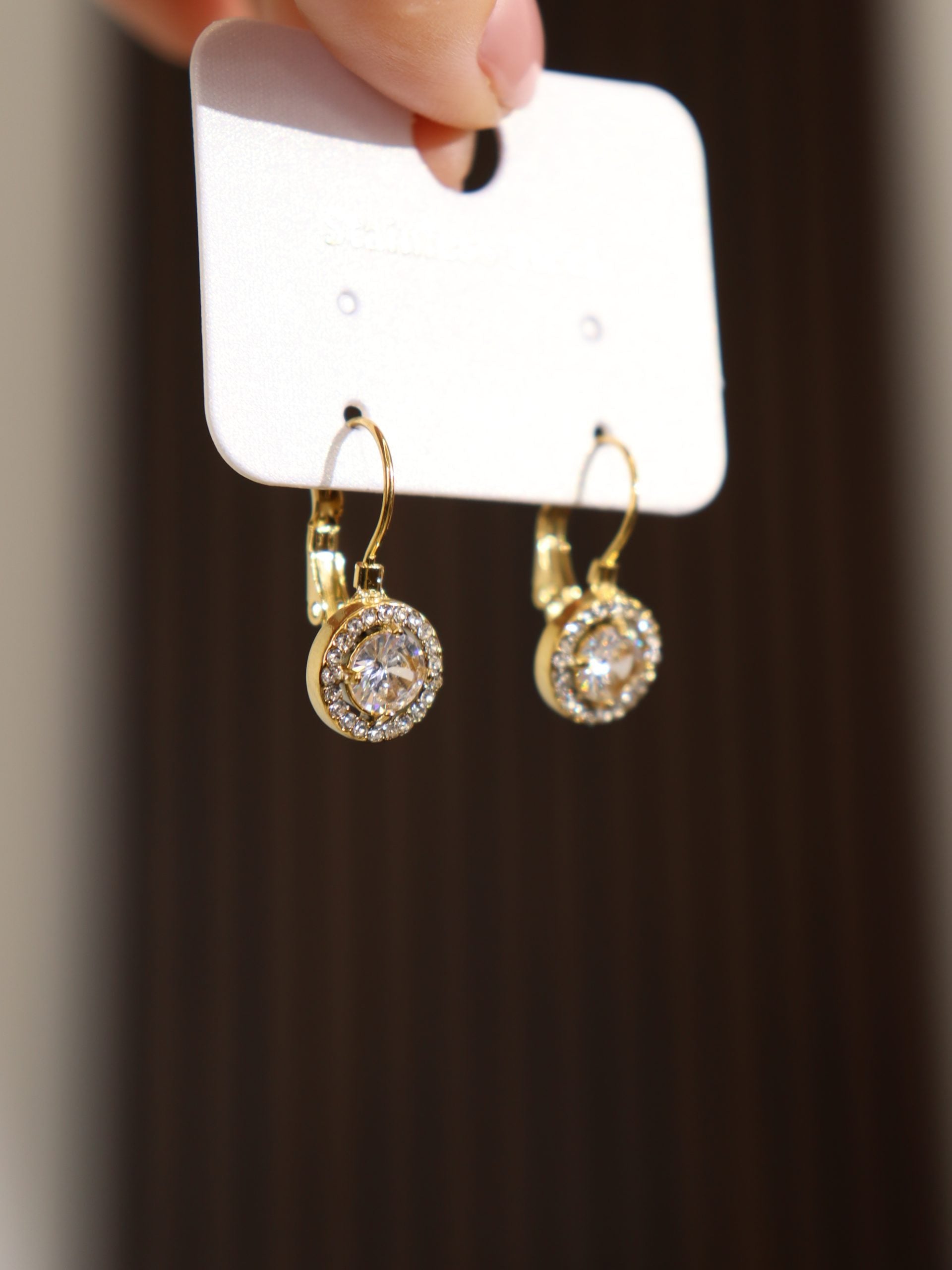 Zelta krāsas nokareni, apaļi auskari ar kristāliņiem- 17137