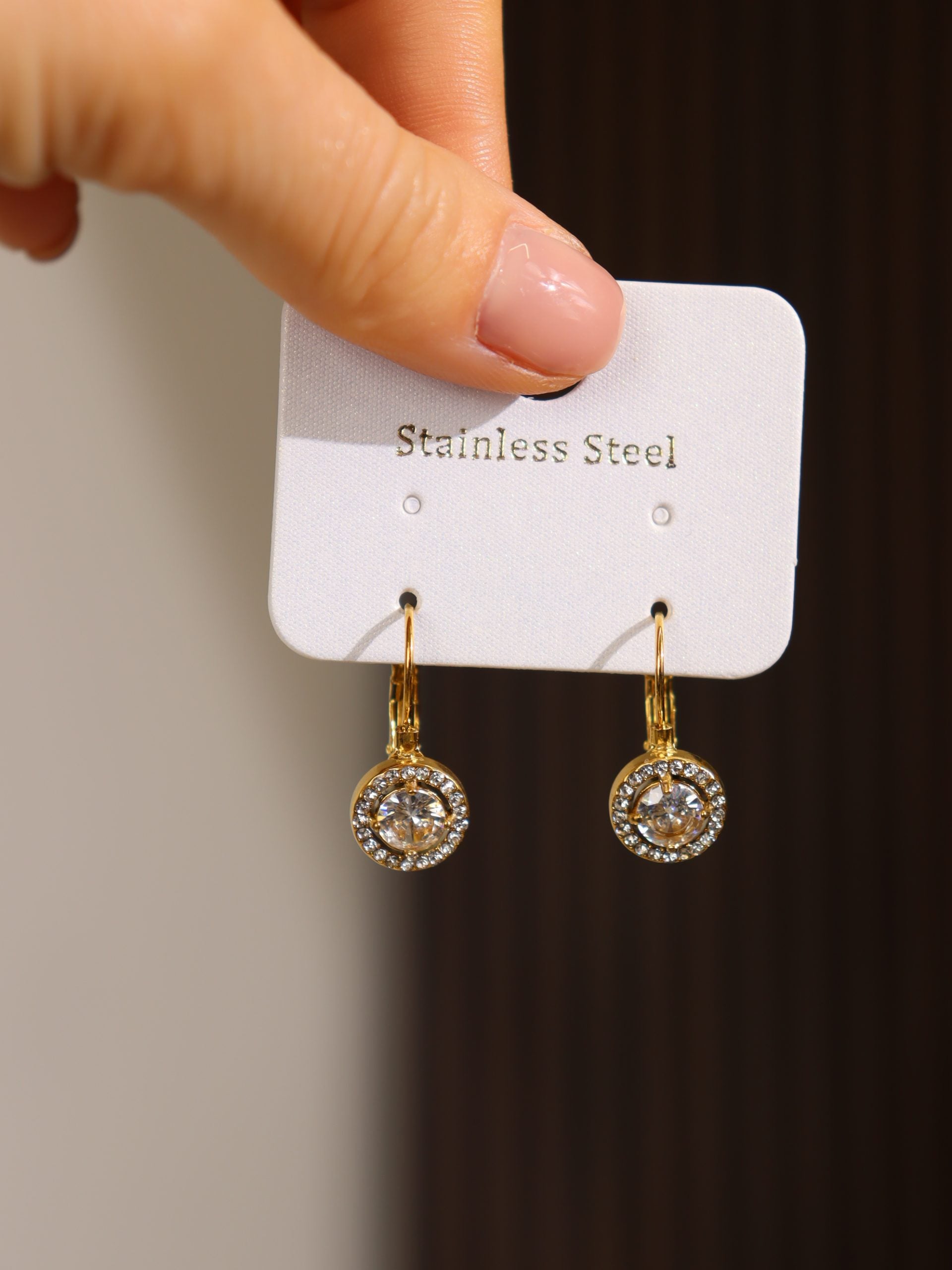 Zelta krāsas nokareni, apaļi auskari ar kristāliņiem- 17137