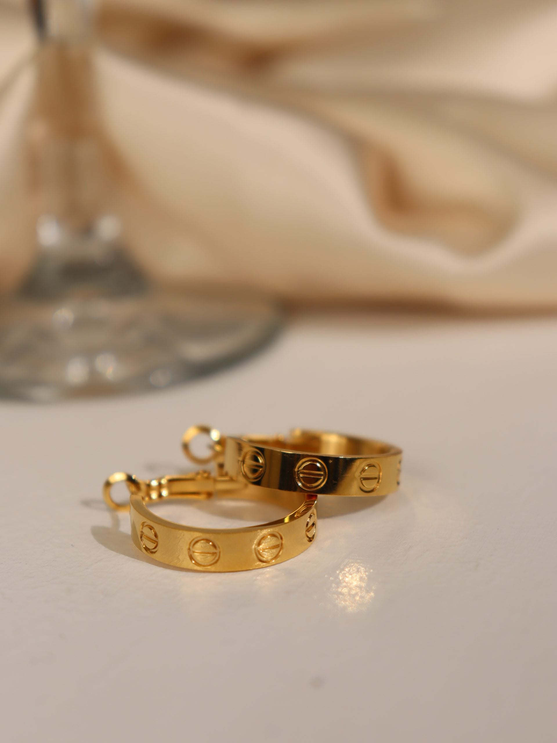 Zelta riņķu auskari ar gravējumuu - 17143