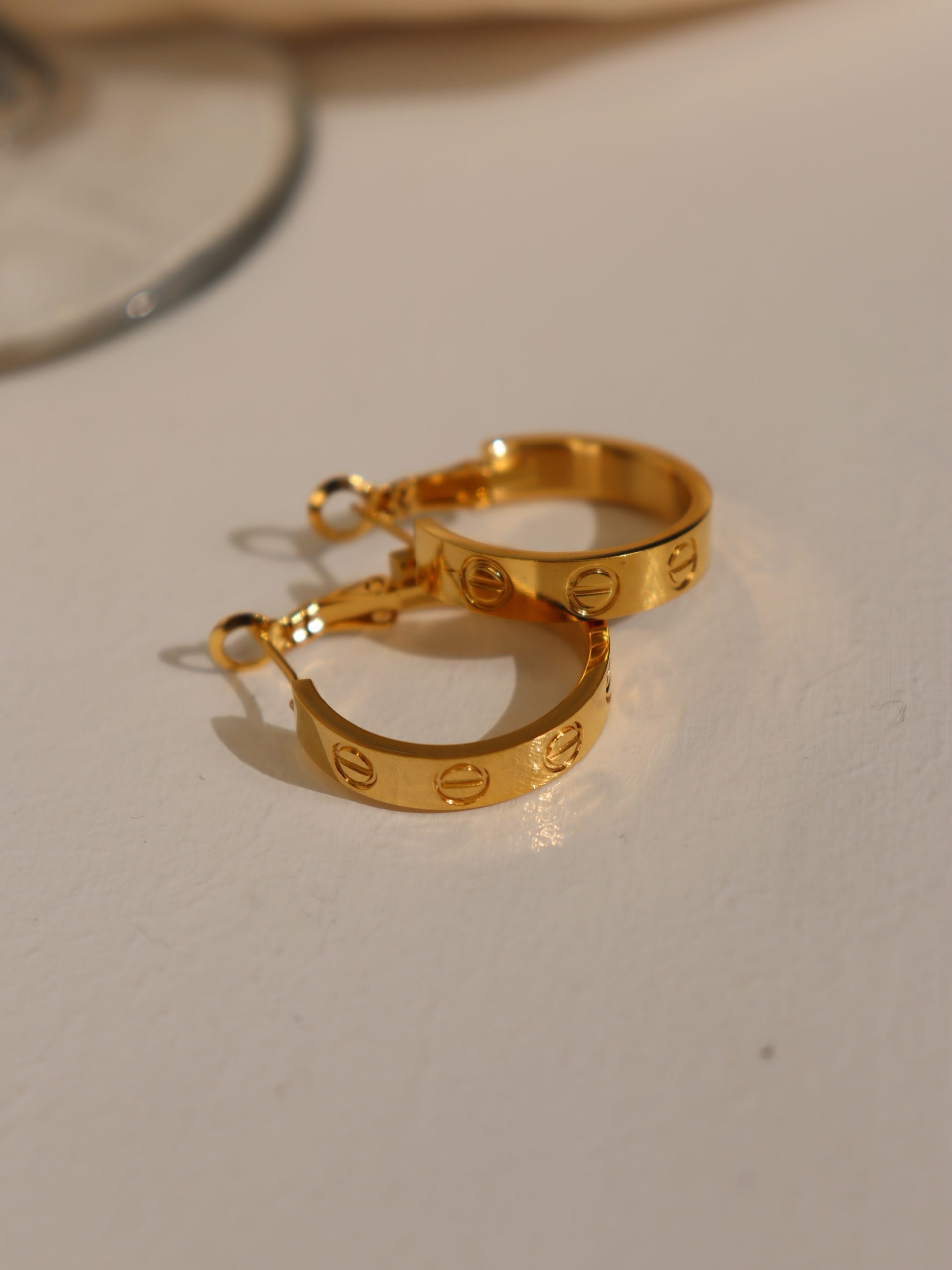 Zelta riņķu auskari ar gravējumuu - 17143