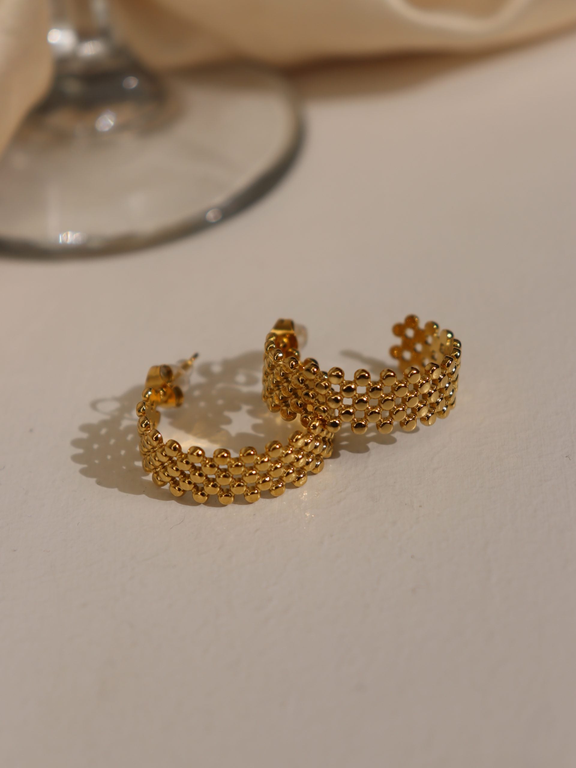 Zelta krāsas, izteiksmīgi riņķu auskari - 17142