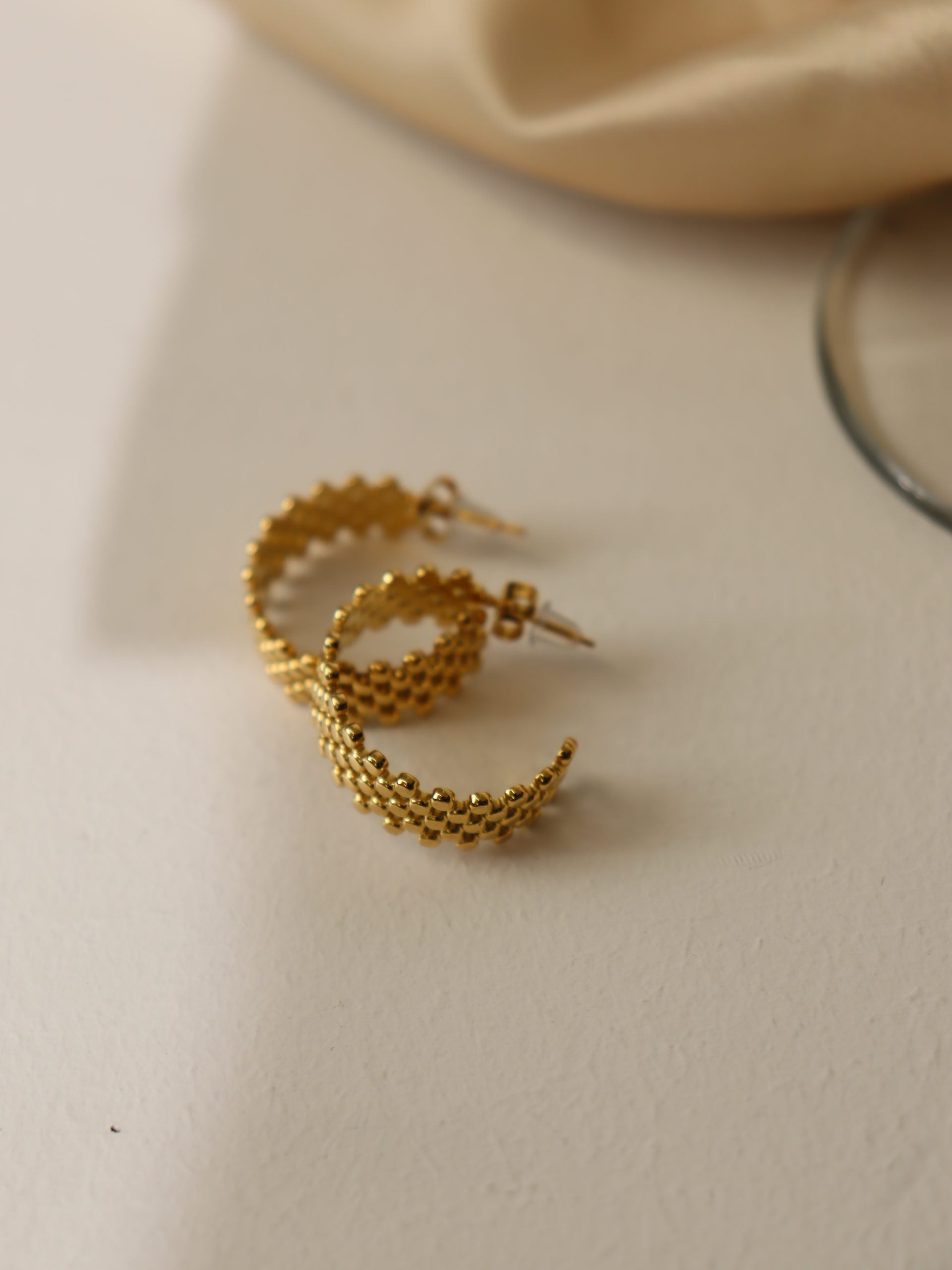 Zelta krāsas, izteiksmīgi riņķu auskari - 17142