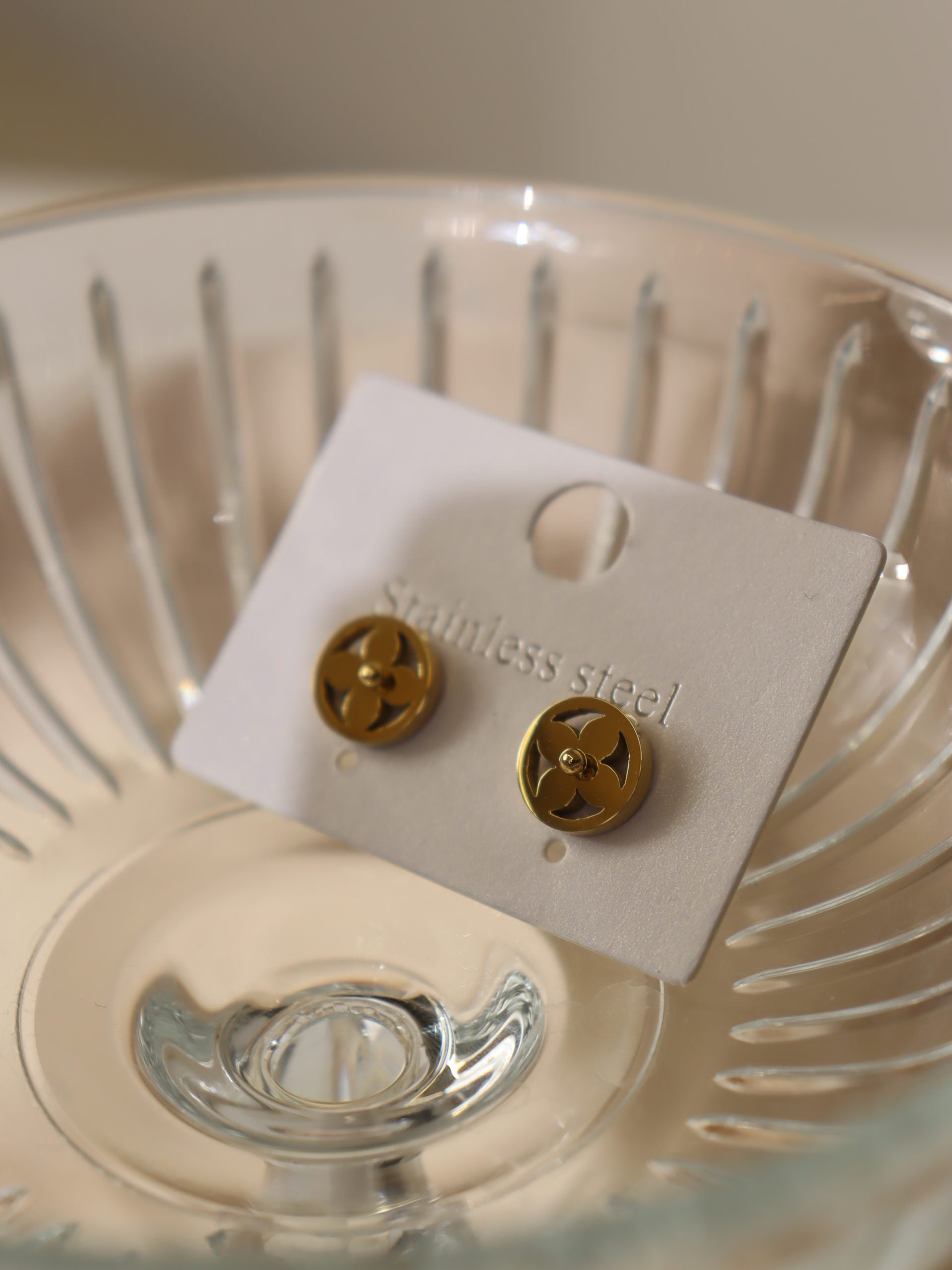 Zelta, apaļi auskari ar ziedu  - 17153