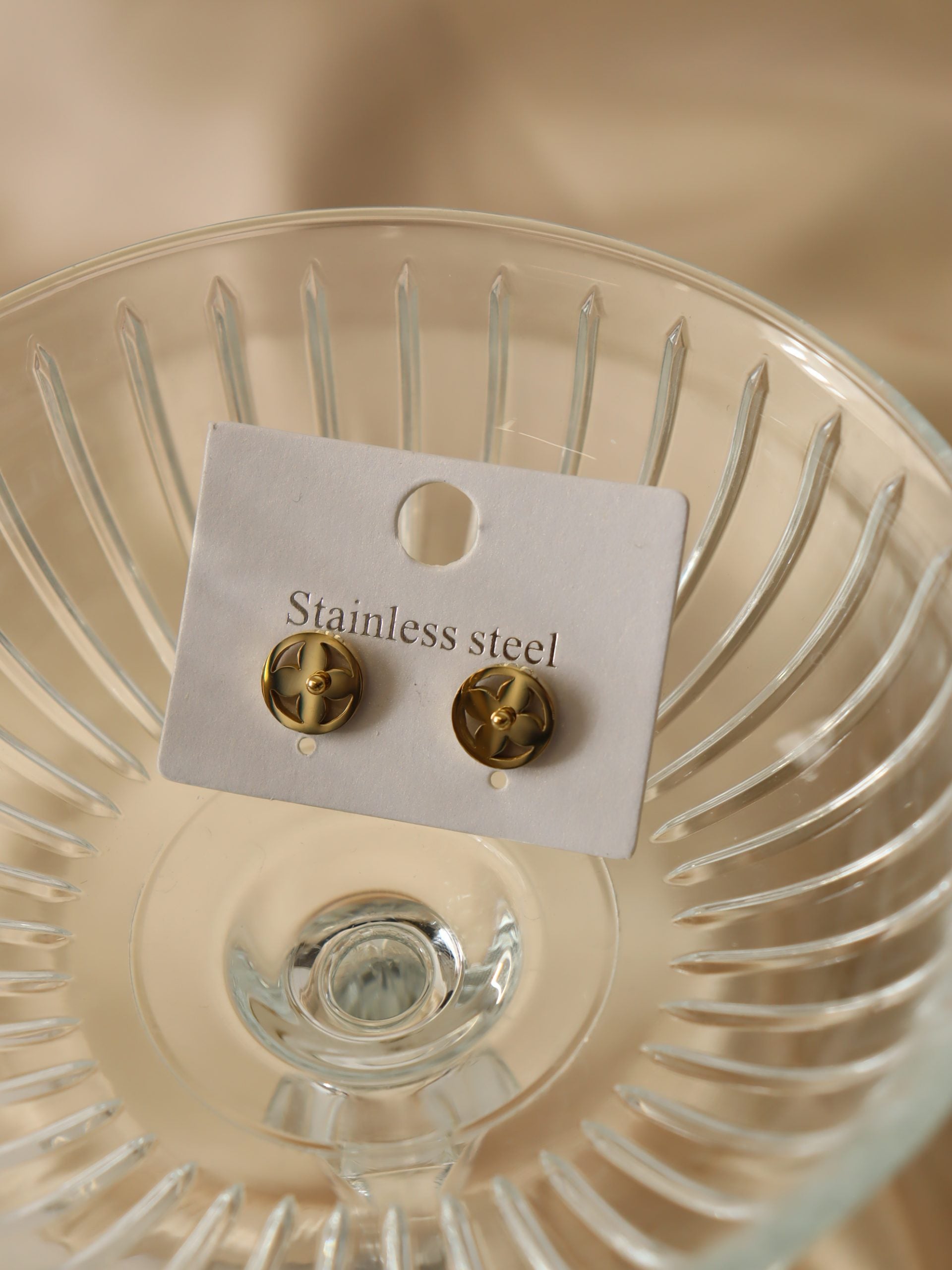 Zelta, apaļi auskari ar ziedu  - 17153