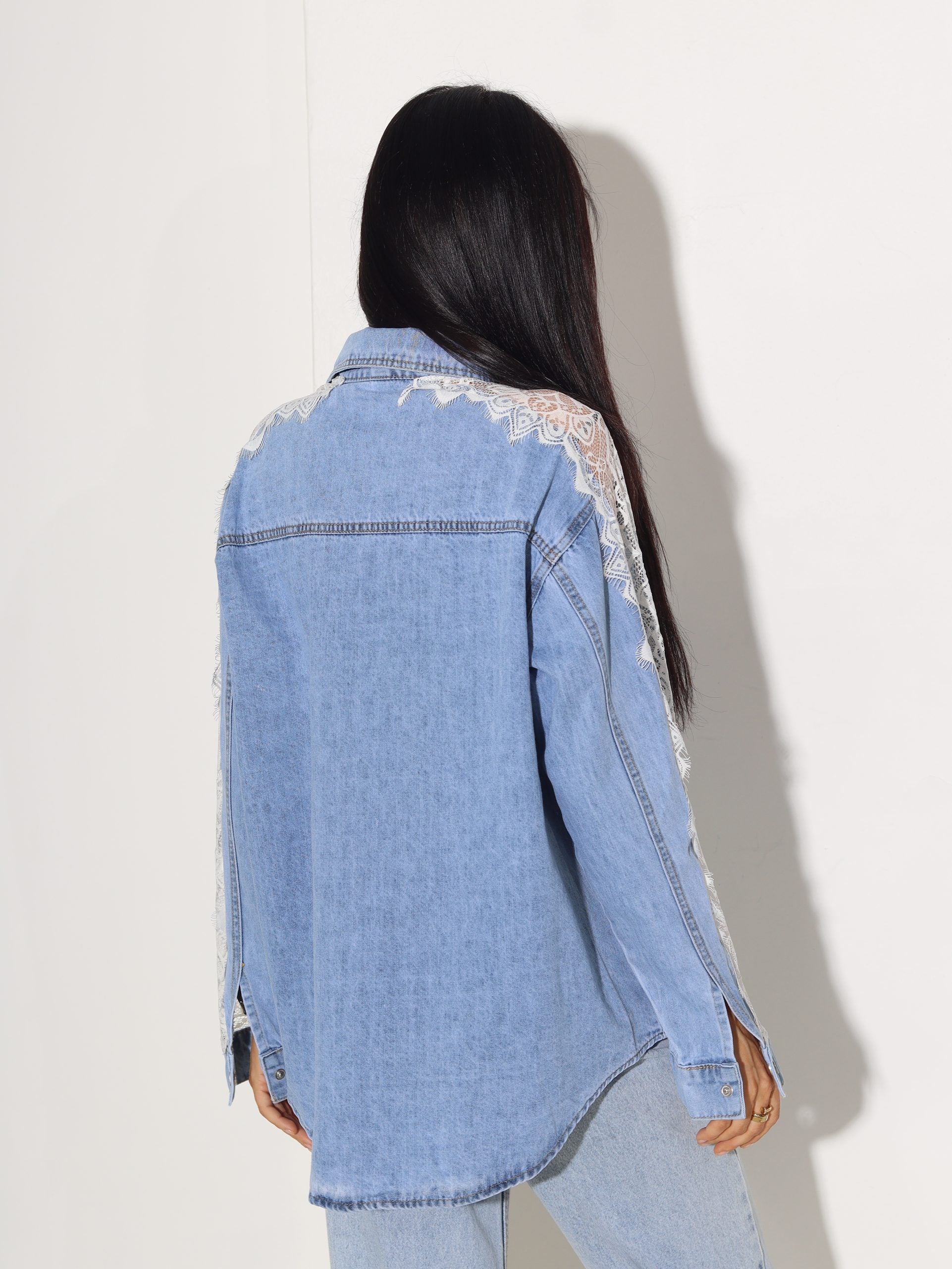 Zils džinsa krekls ar mežģīnes akcentu - 15846