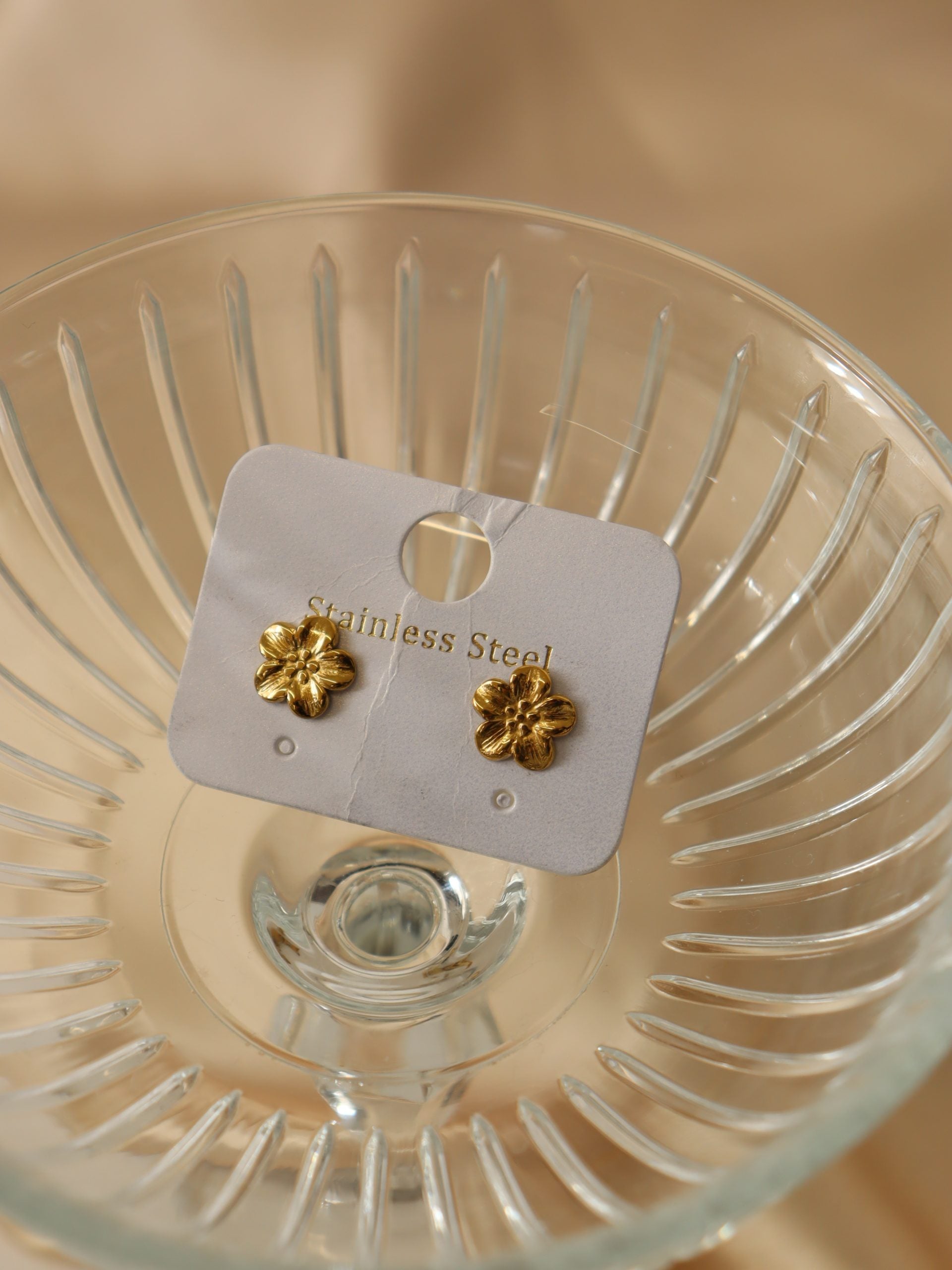 Zelta krāsas smalkas puķītes auskari - 17147