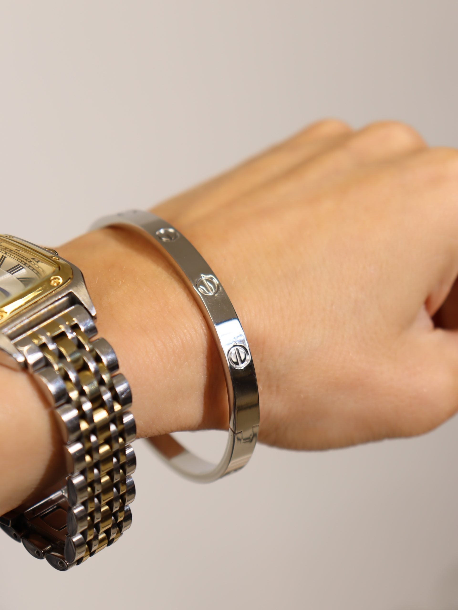 Sudraba krāsas rokassprādze ar gravējumu - 17167