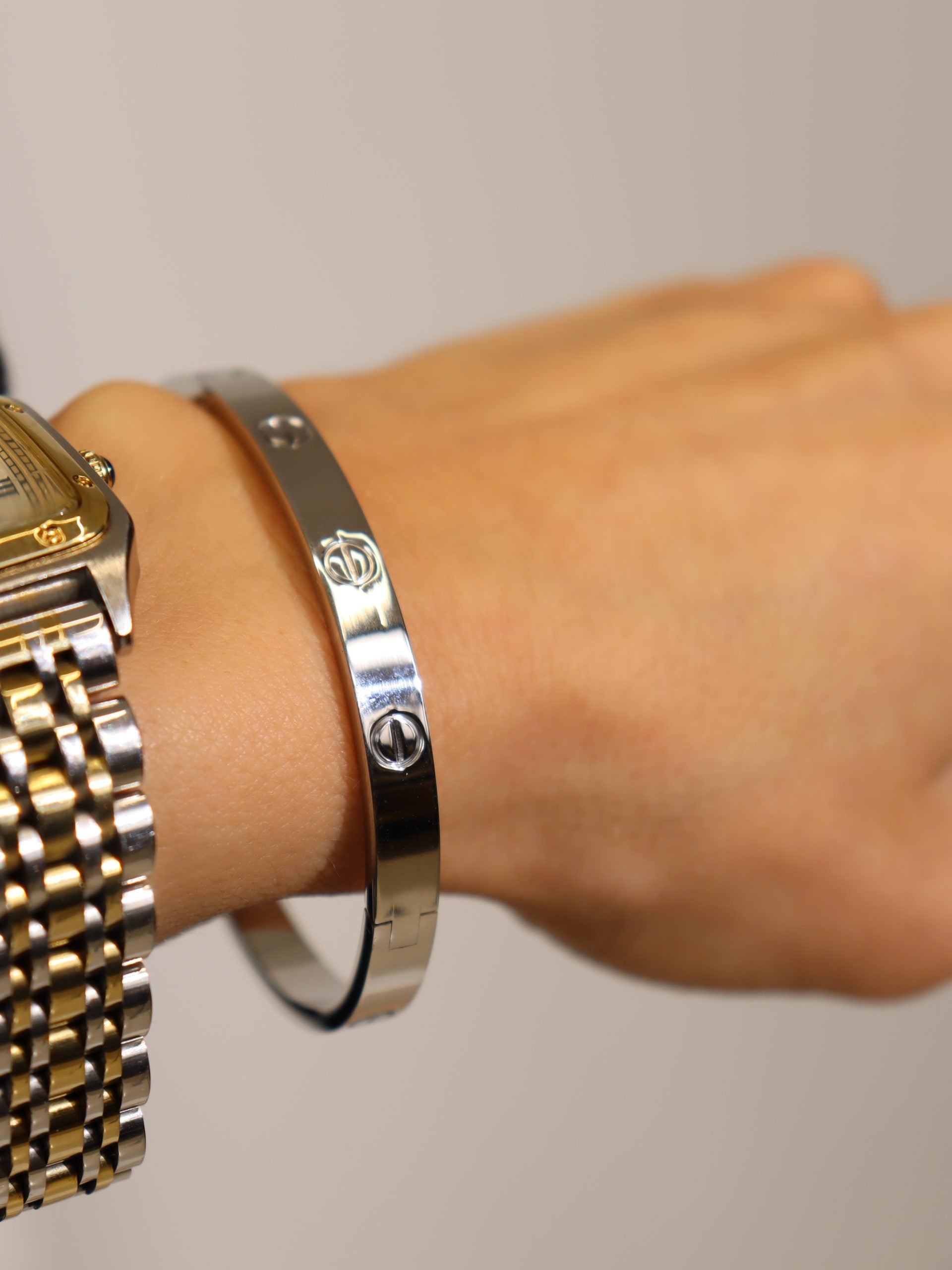 Sudraba krāsas rokassprādze ar gravējumu - 17167