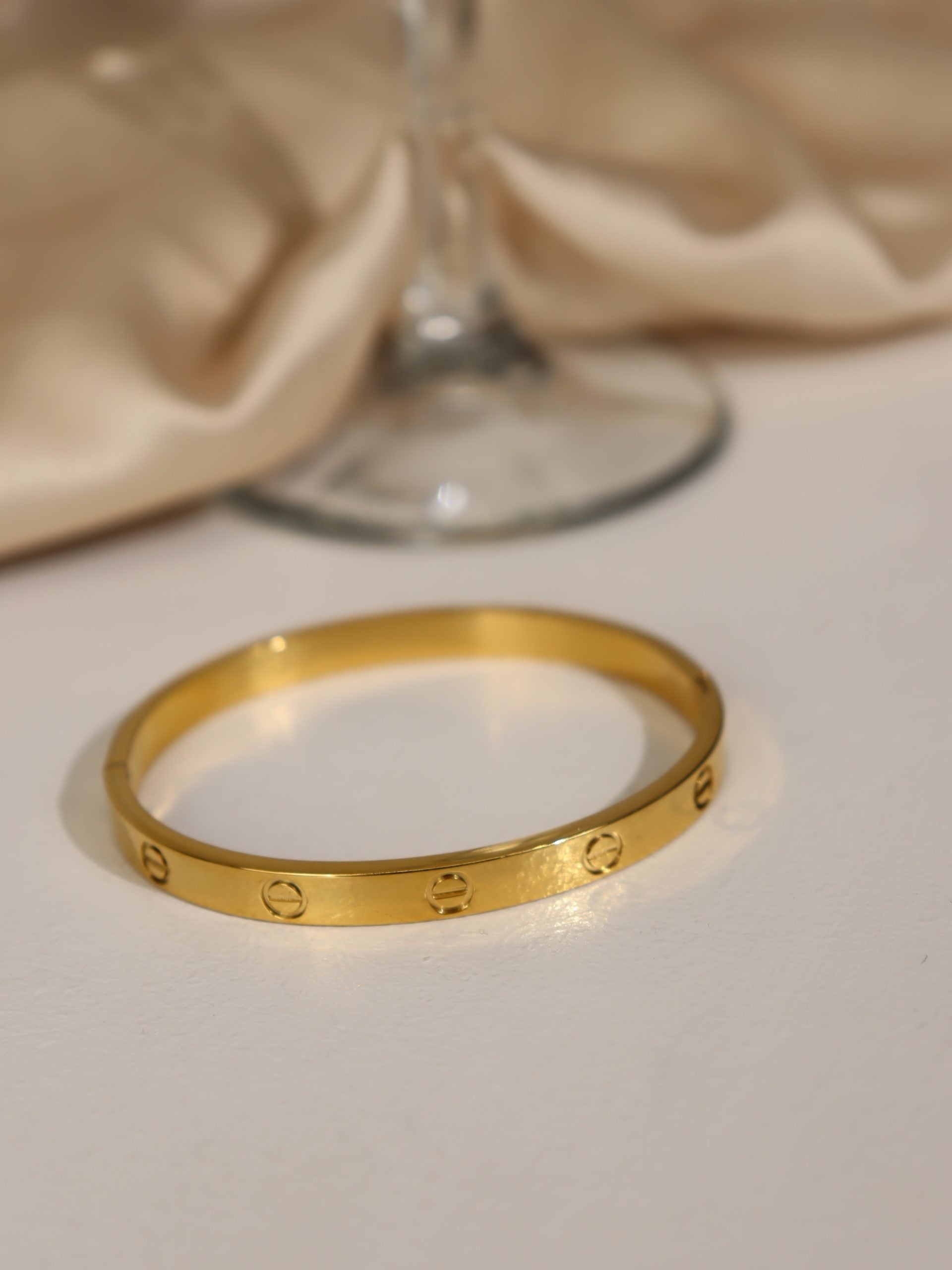 Zelta krāsas rokassprādze ar gravējumu - 17168