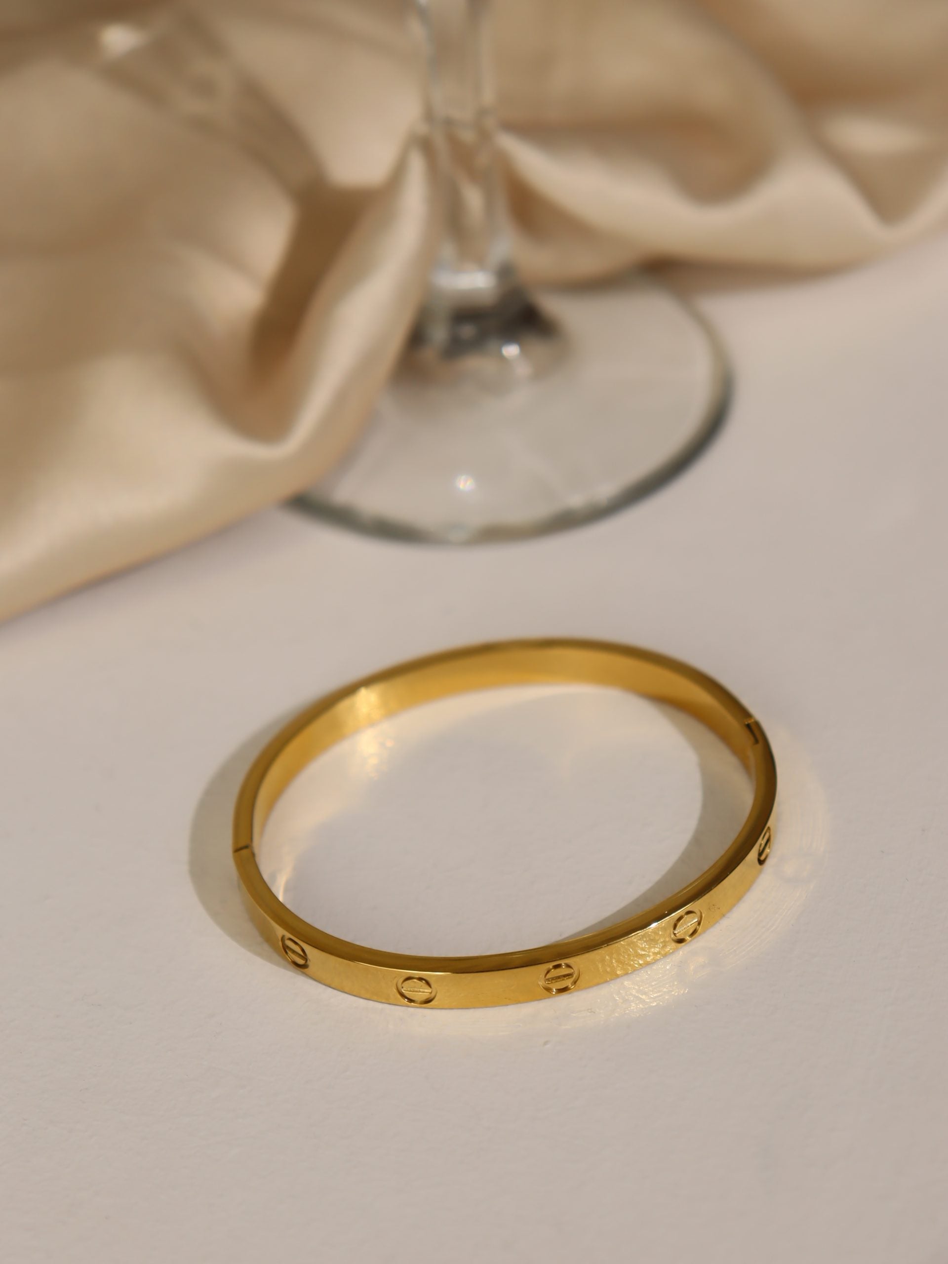 Zelta krāsas rokassprādze ar gravējumu - 17168