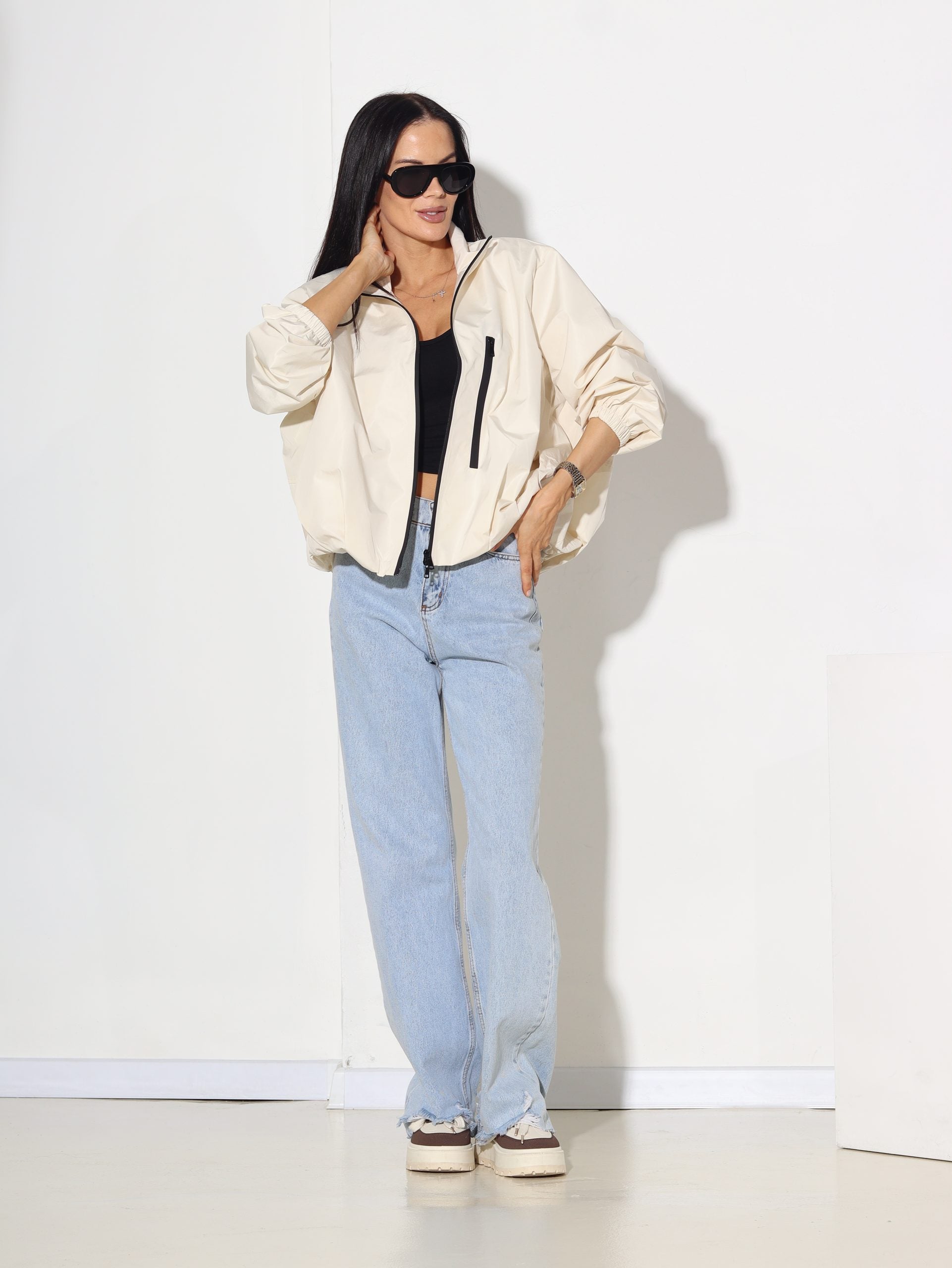 Bēša sportiska stila vējjaka ar balontipa apakšmalu - 15844