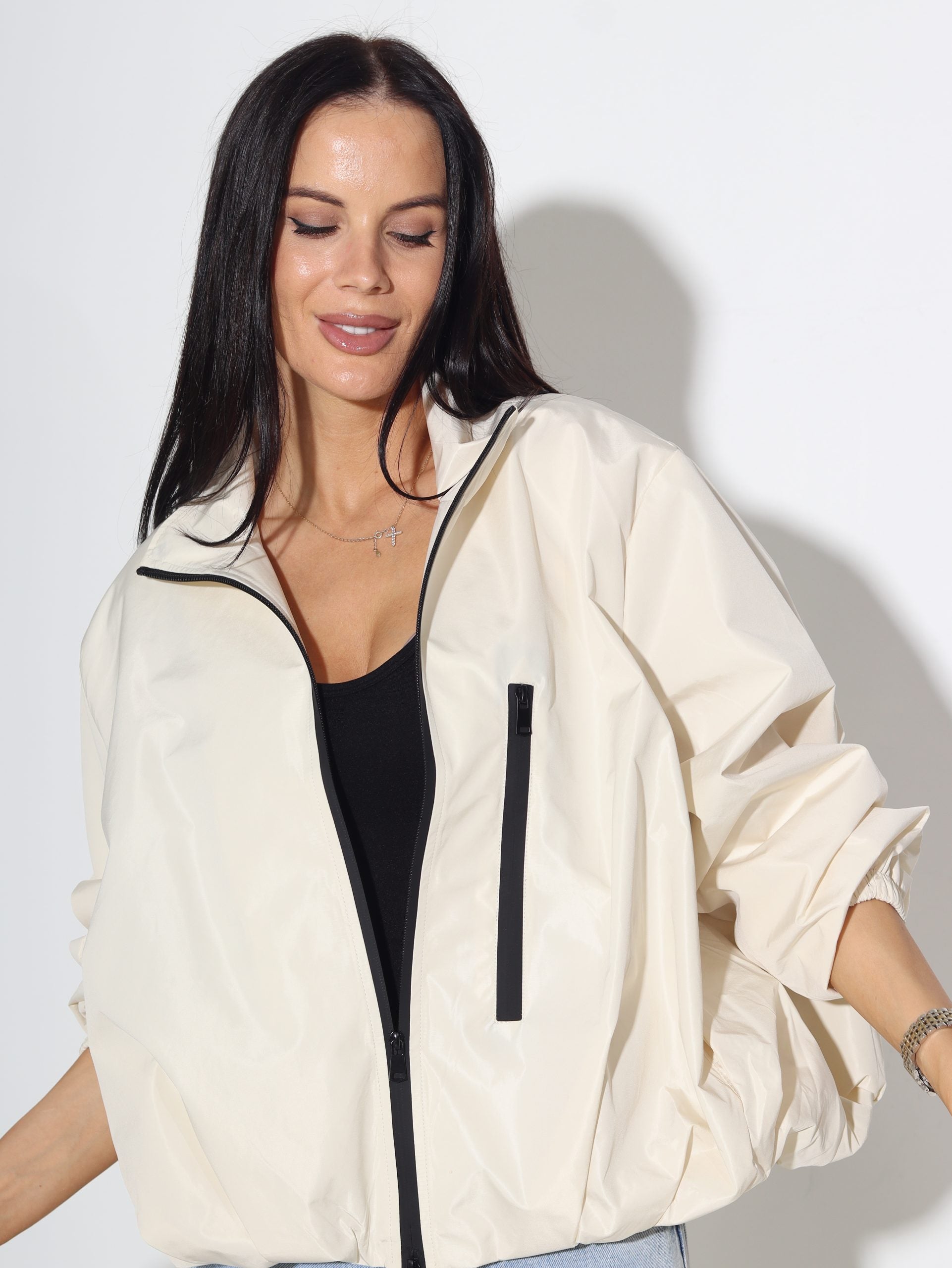 Bēša sportiska stila vējjaka ar balontipa apakšmalu - 15844