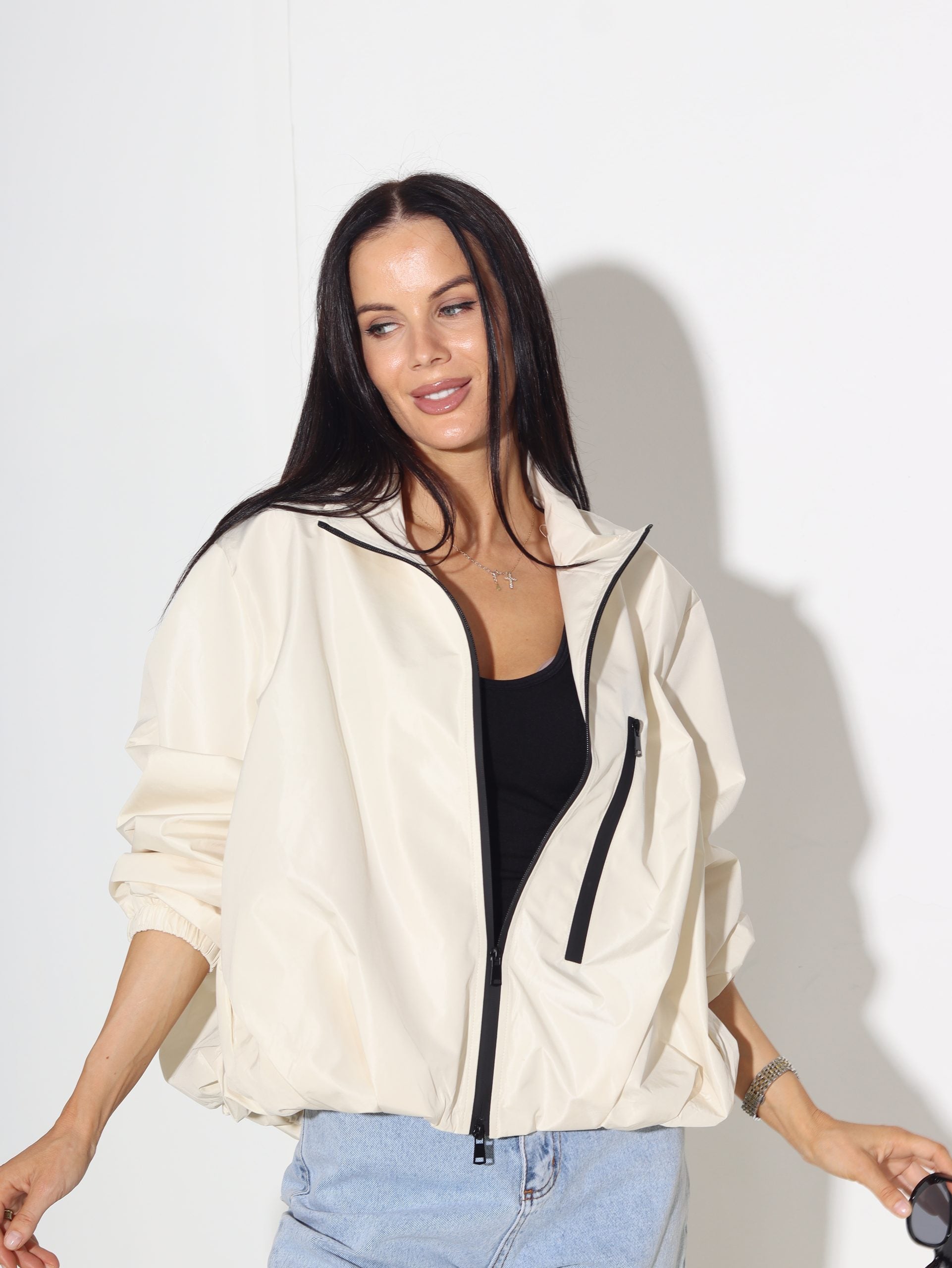 Bēša sportiska stila vējjaka ar balontipa apakšmalu - 15844