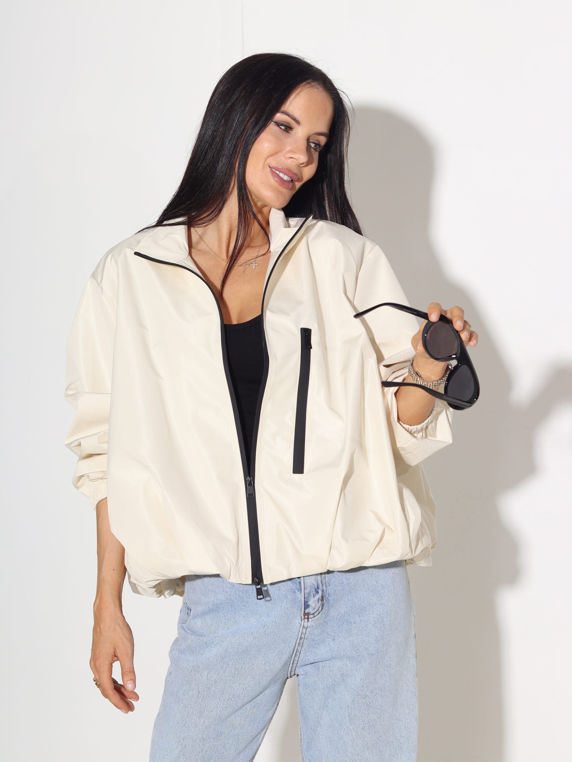 Bēša sportiska stila vējjaka ar balontipa apakšmalu - 15844