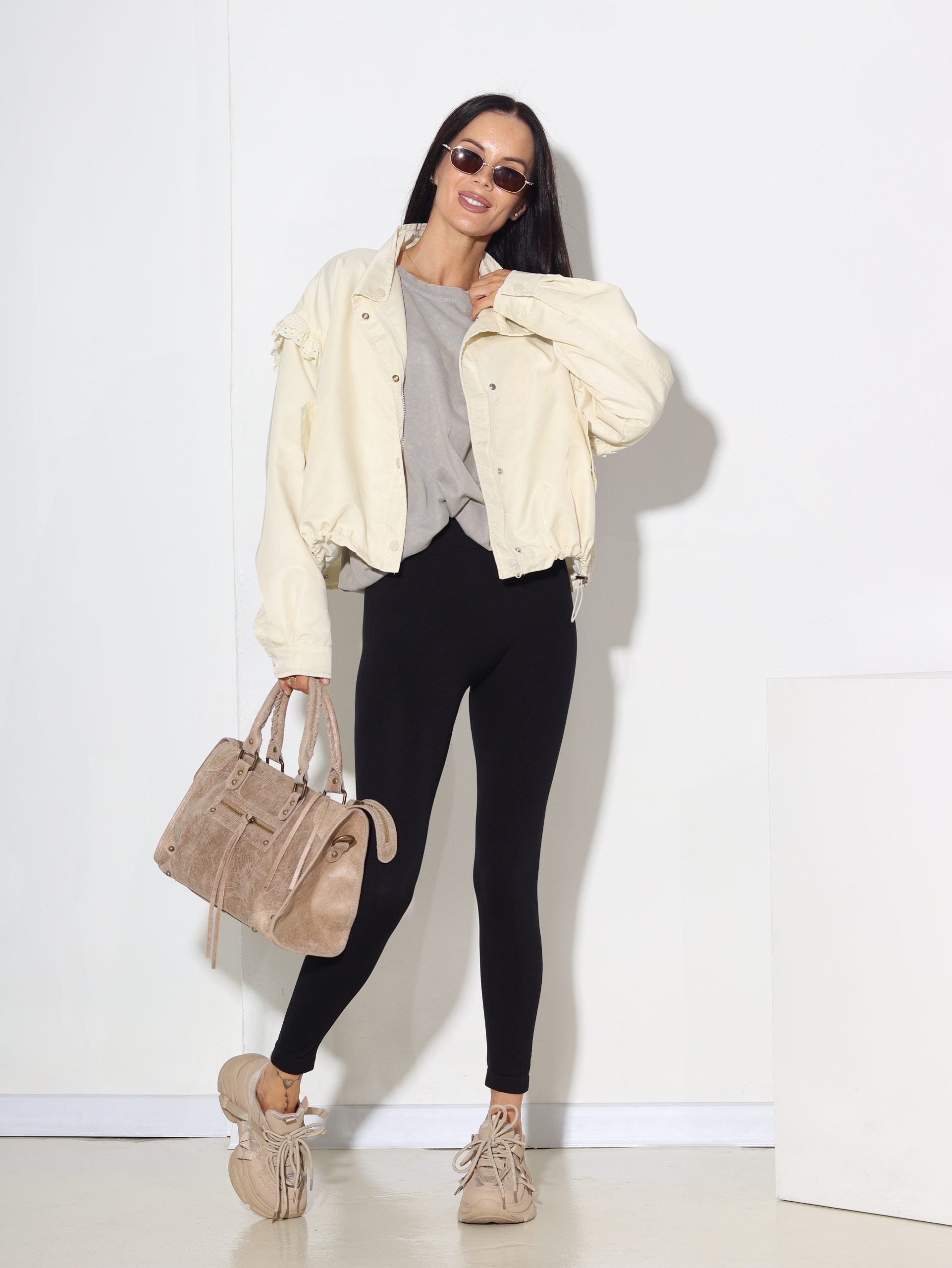 Bēša stilizēta virsjaka ar mežģīņu dekoru - 15838