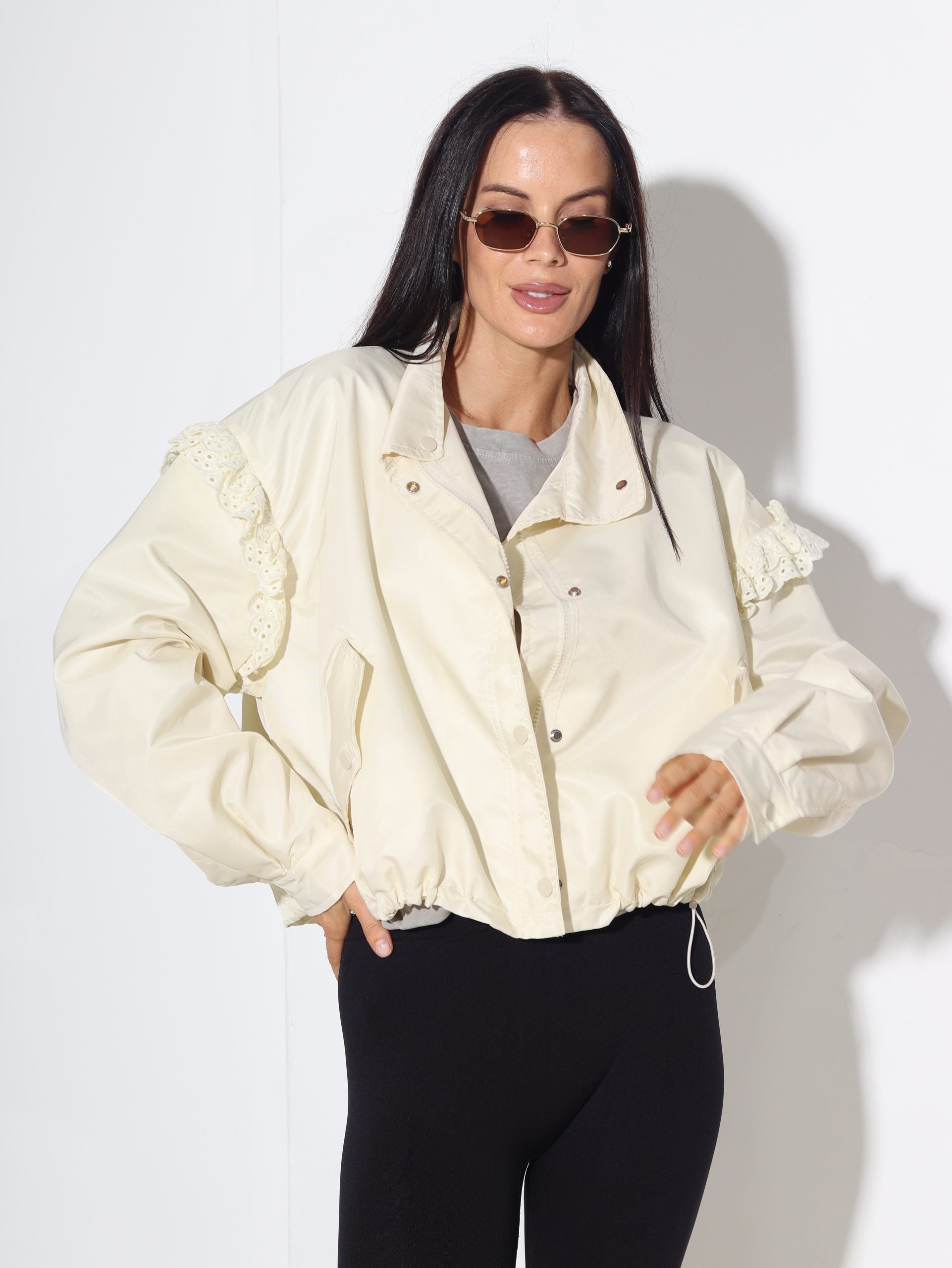 Bēša stilizēta virsjaka ar mežģīņu dekoru - 15838