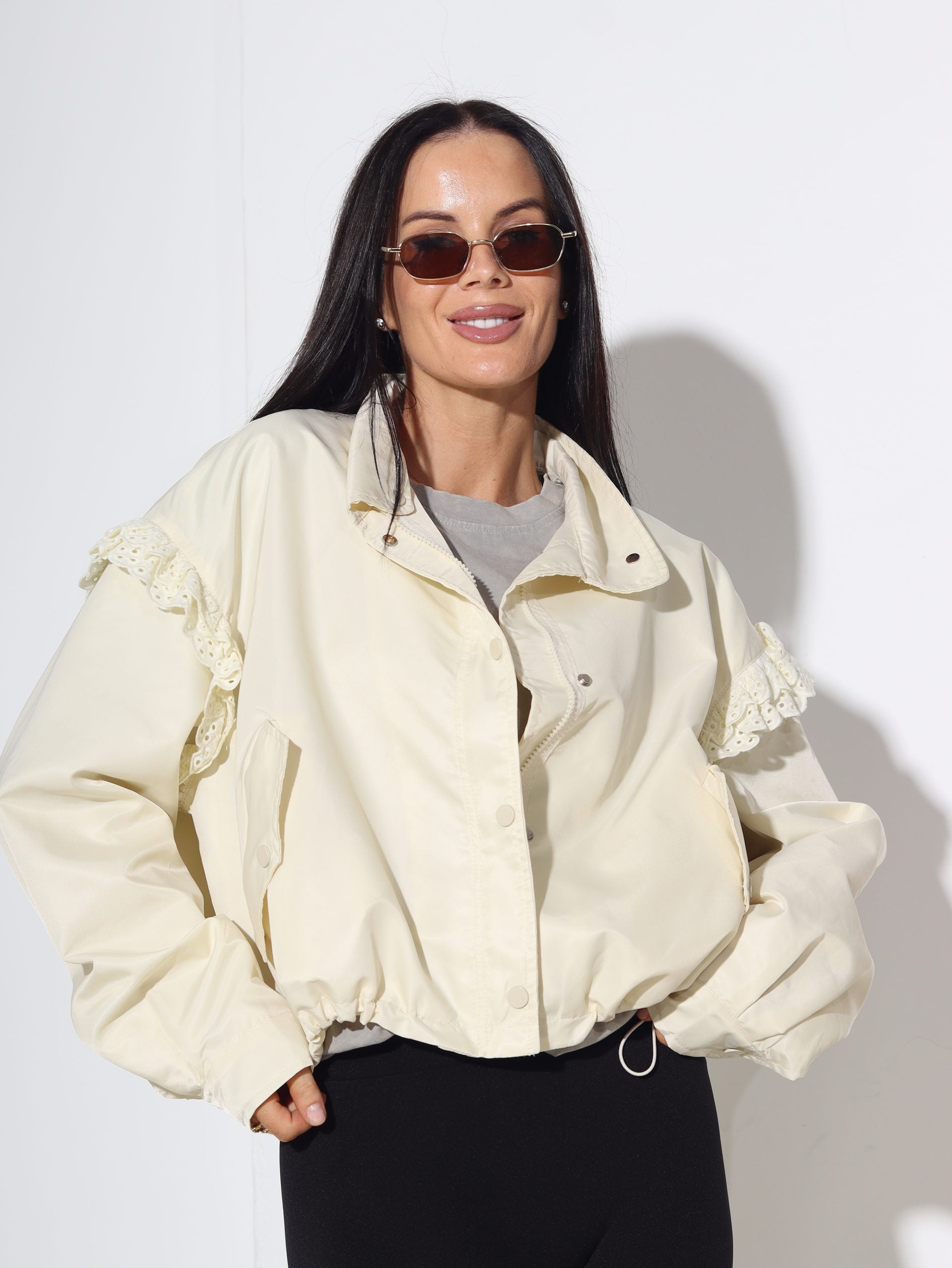 Bēša stilizēta virsjaka ar mežģīņu dekoru - 15838