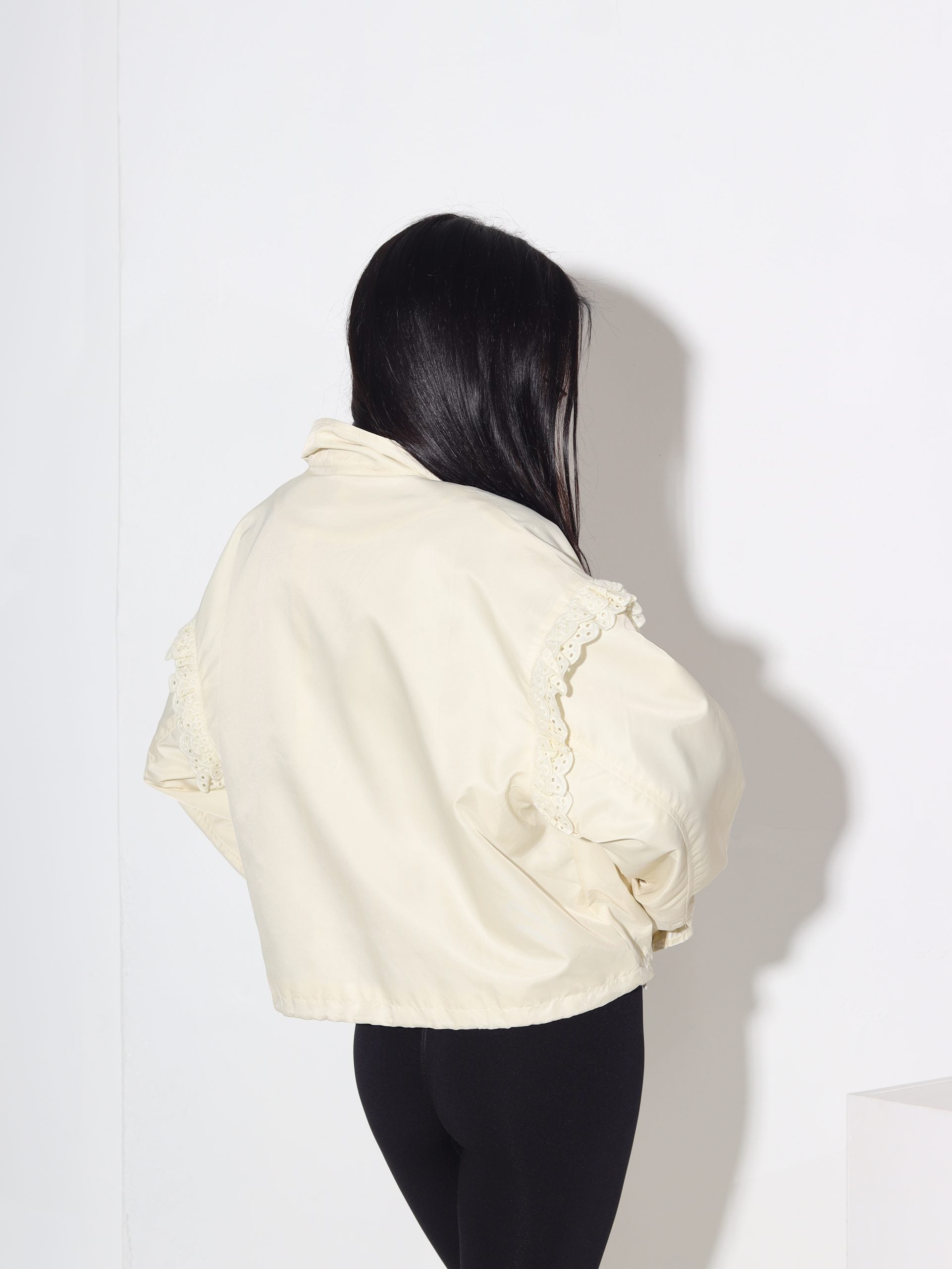 Bēša stilizēta virsjaka ar mežģīņu dekoru - 15838