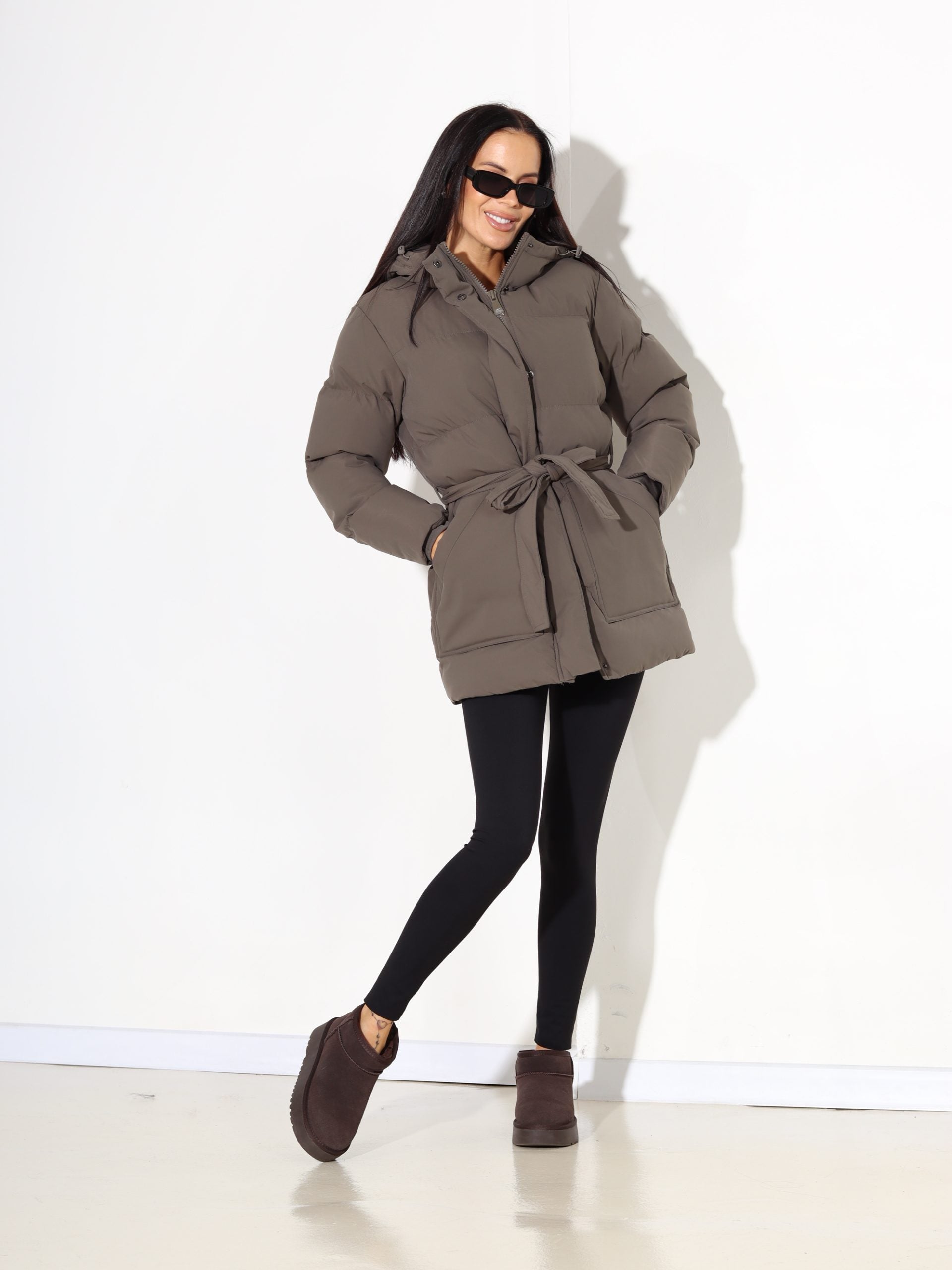 Zaļa pagarināta virsjaka ar jostu un kapuci- 17668