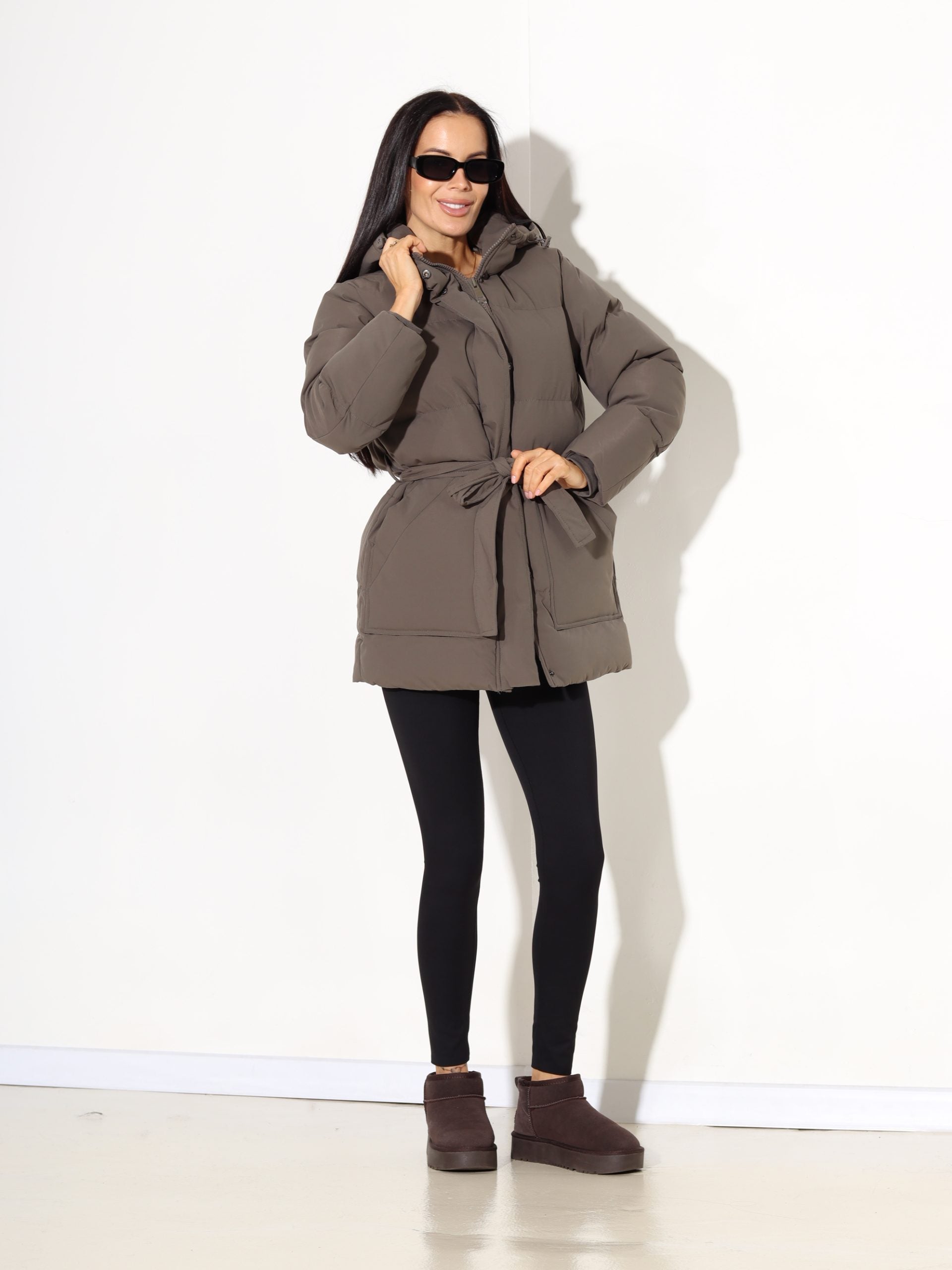 Zaļa pagarināta virsjaka ar jostu un kapuci- 17668