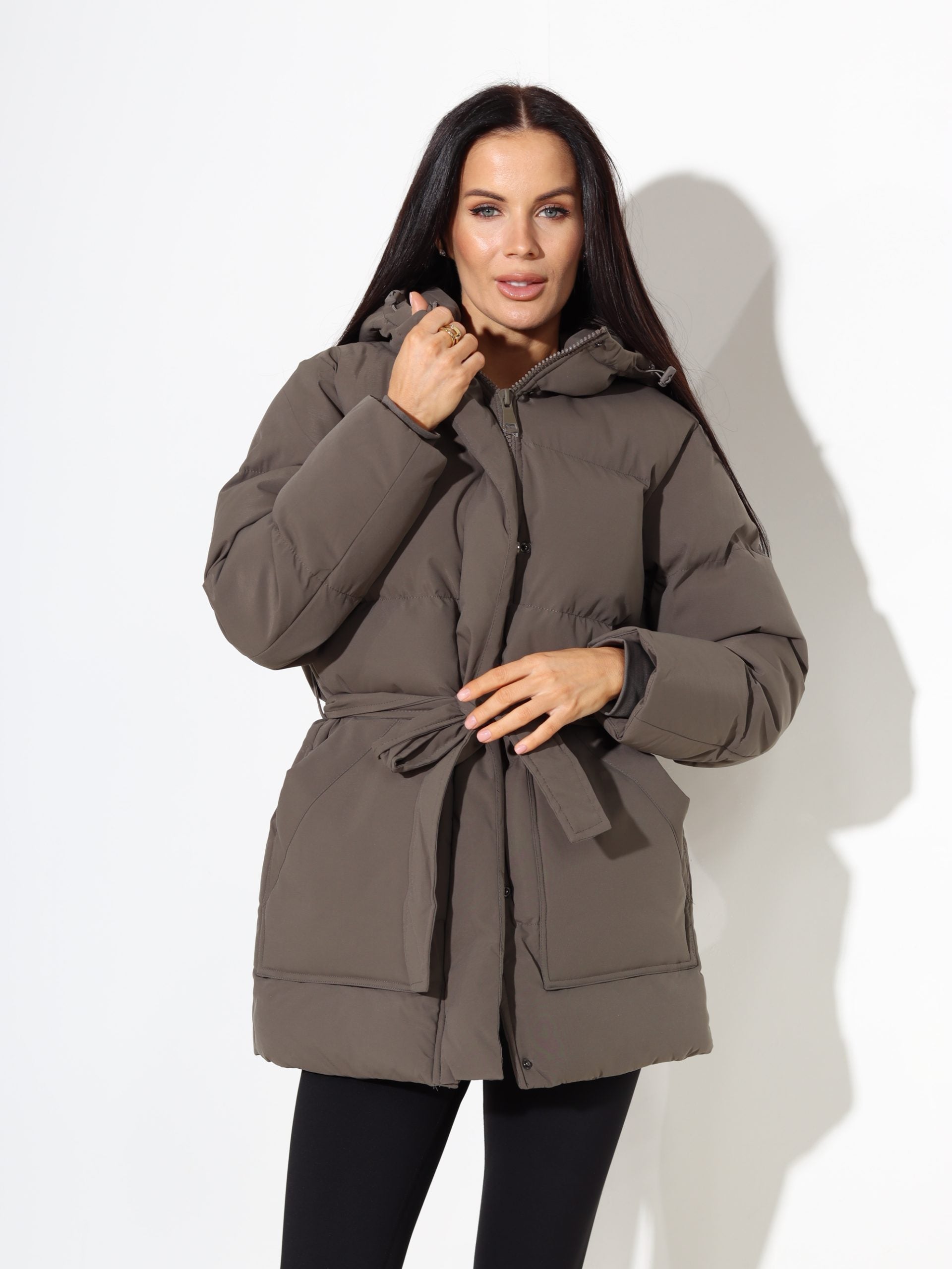 Zaļa pagarināta virsjaka ar jostu un kapuci- 17668