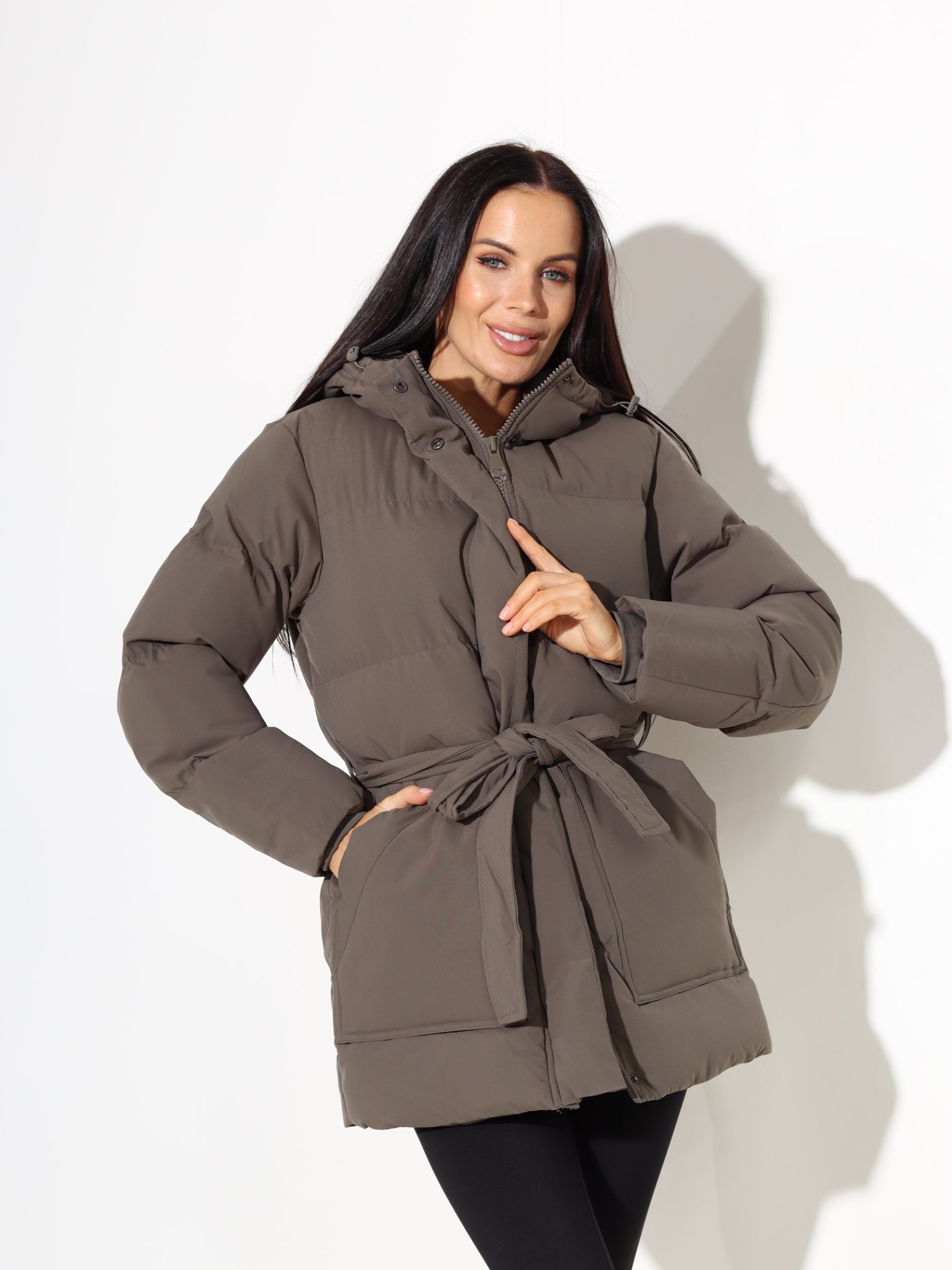 Zaļa pagarināta virsjaka ar jostu un kapuci- 17668