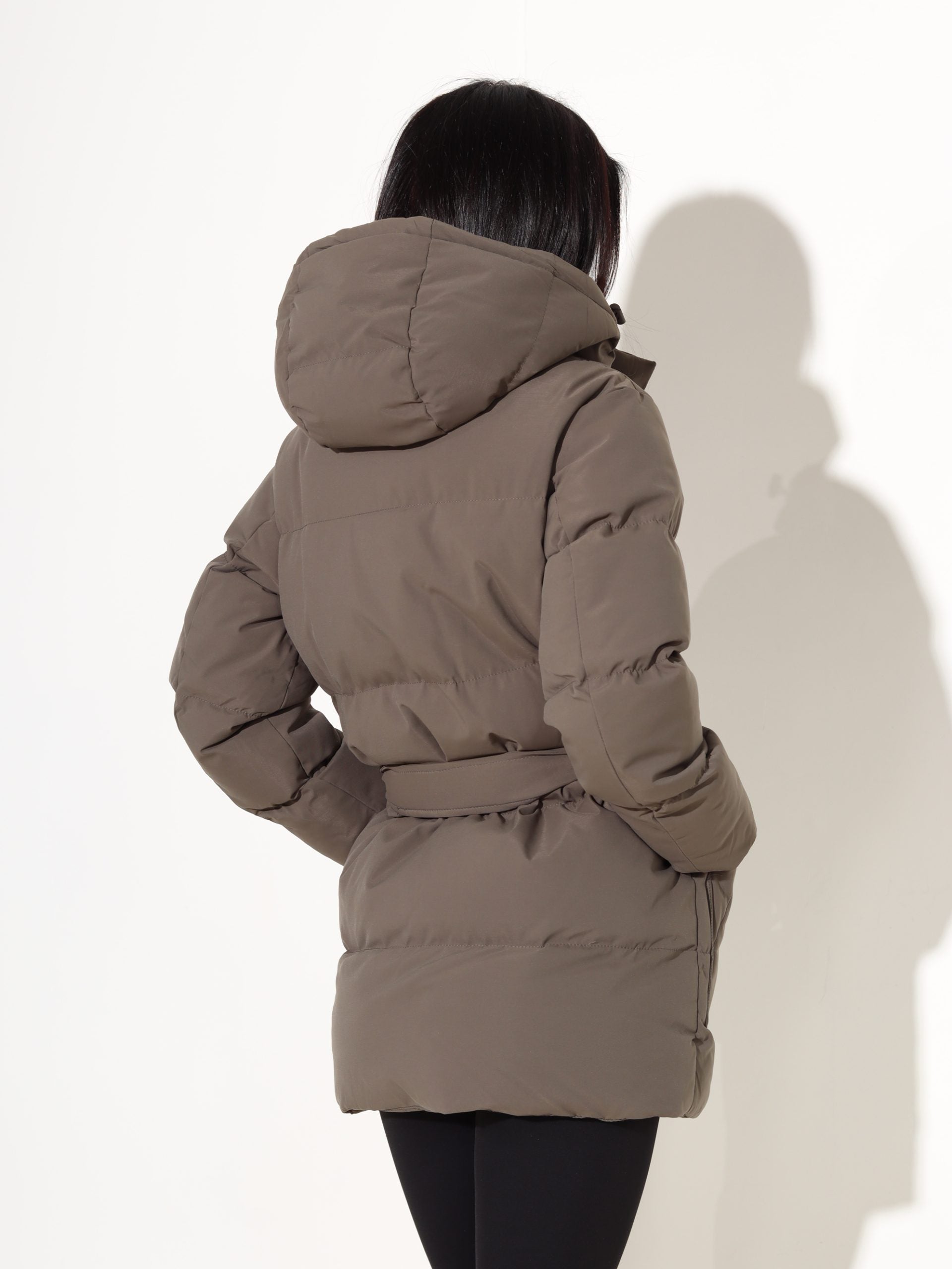 Zaļa pagarināta virsjaka ar jostu un kapuci- 17668