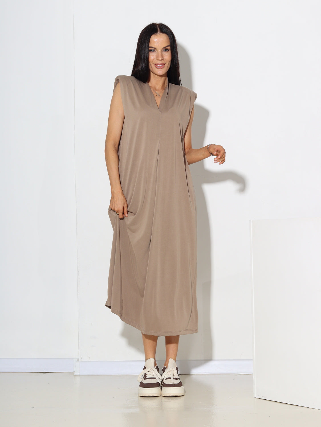 Bēša kleita ar polsteri plecu daļā - 15341