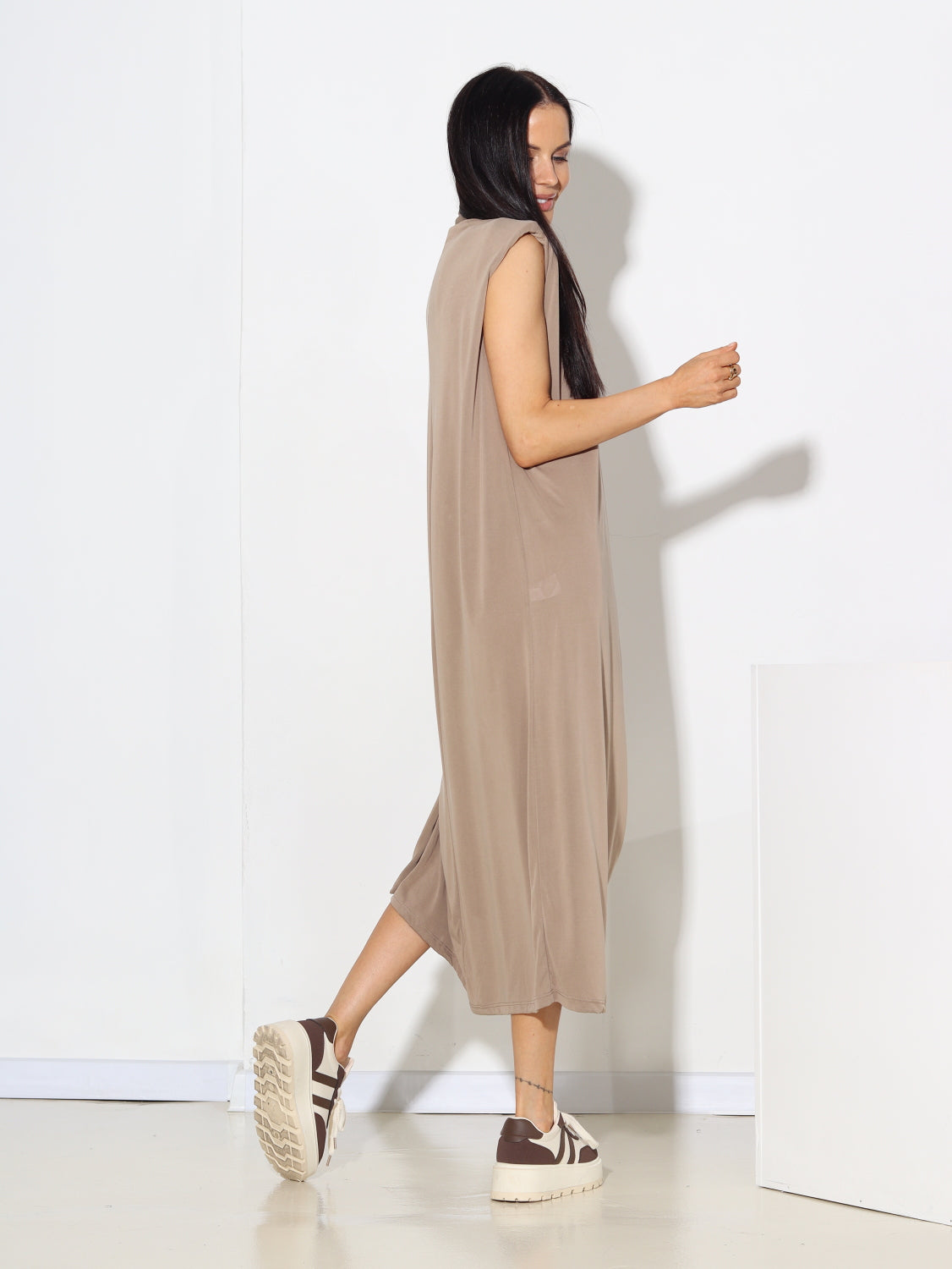 Bēša kleita ar polsteri plecu daļā - 15341