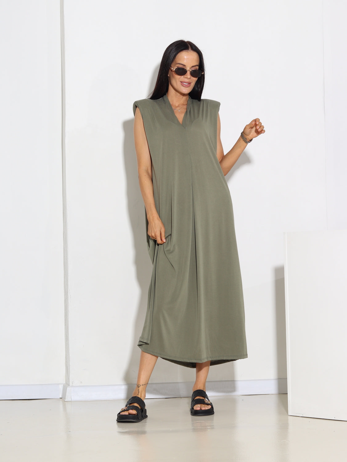 Zaļa kleita ar polsteri plecu daļā - 15339