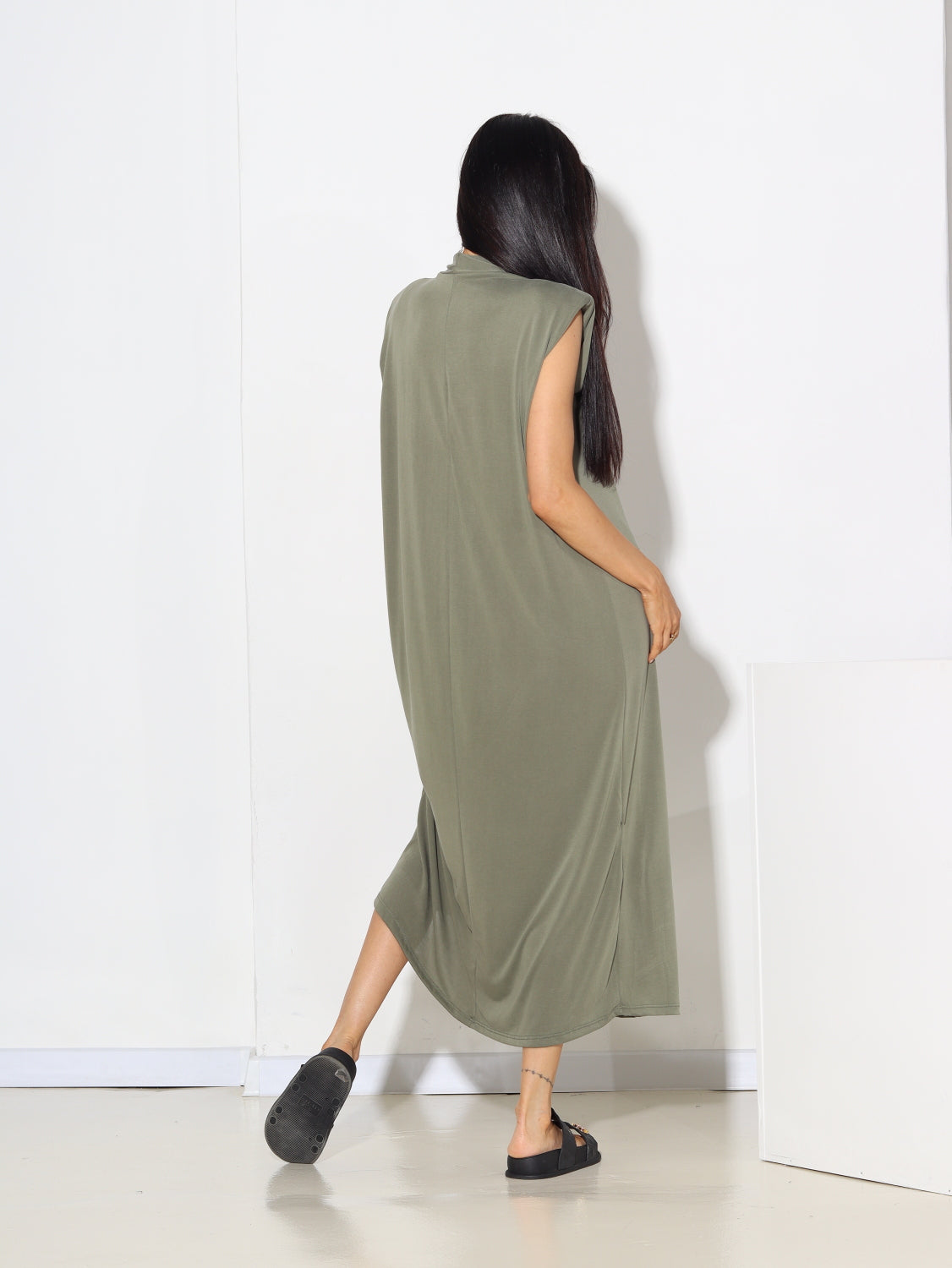 Zaļa kleita ar polsteri plecu daļā - 15339