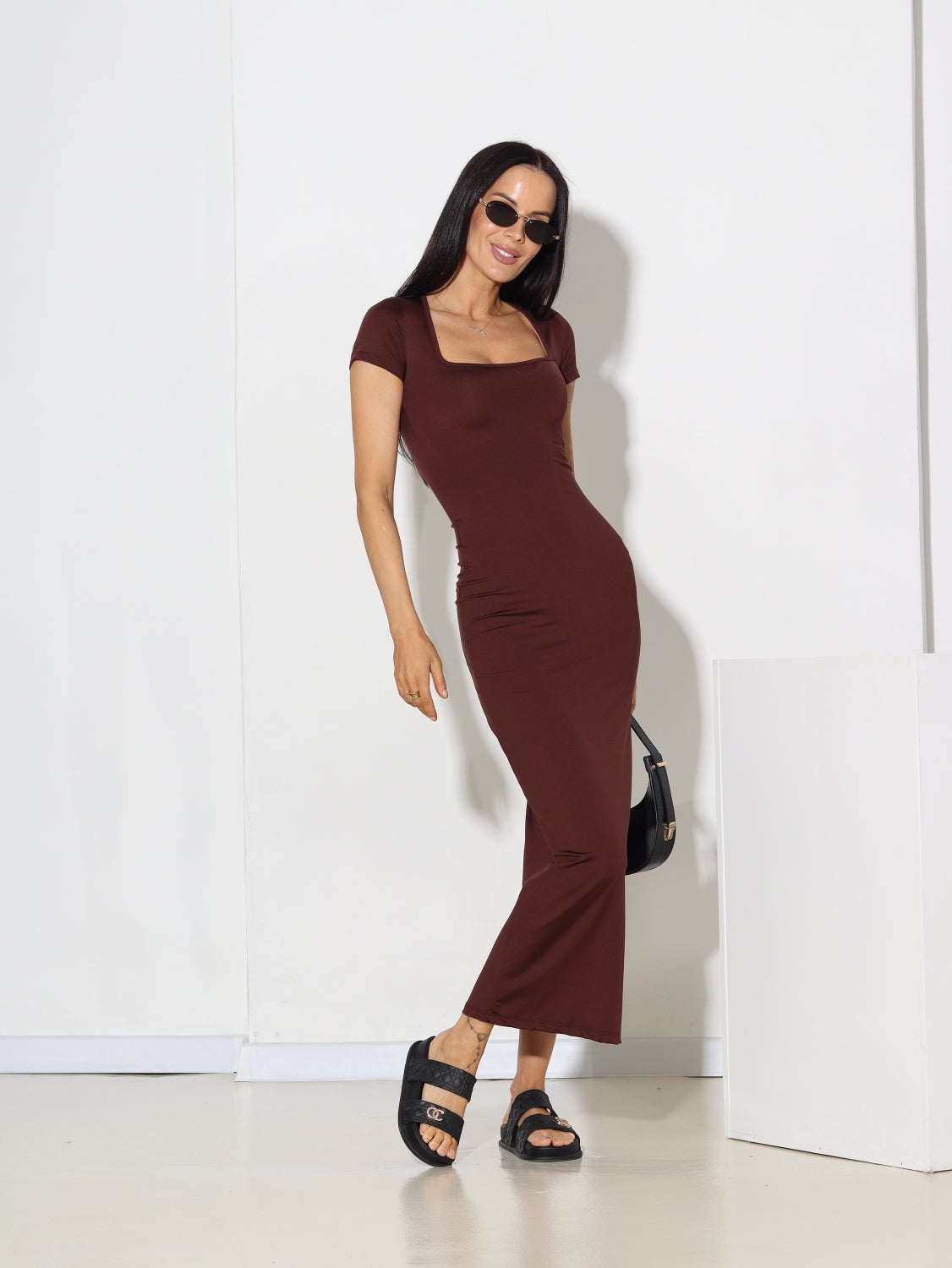 Brūna augumam pieguļoša kleita - 15335