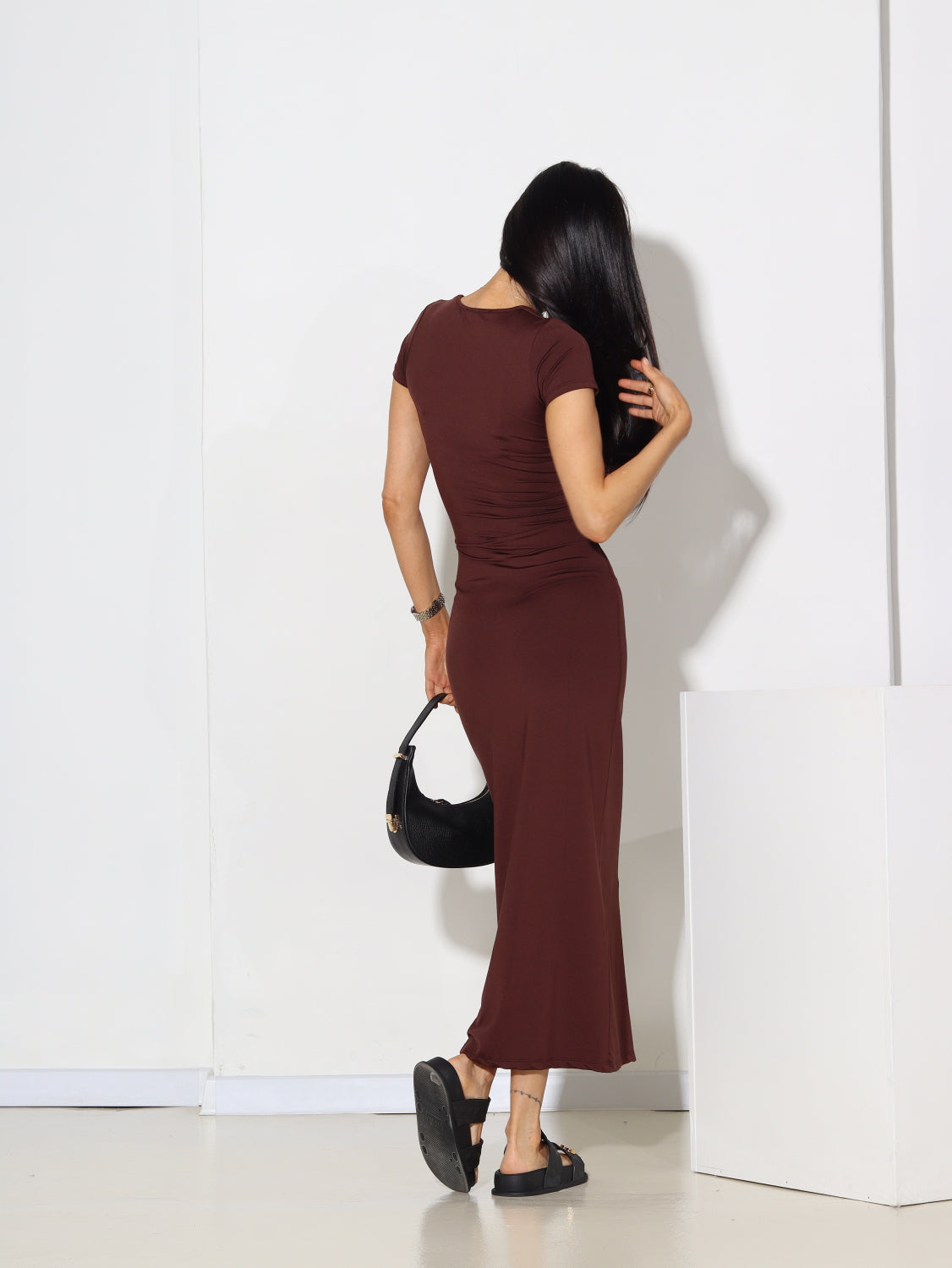 Brūna augumam pieguļoša kleita - 15335