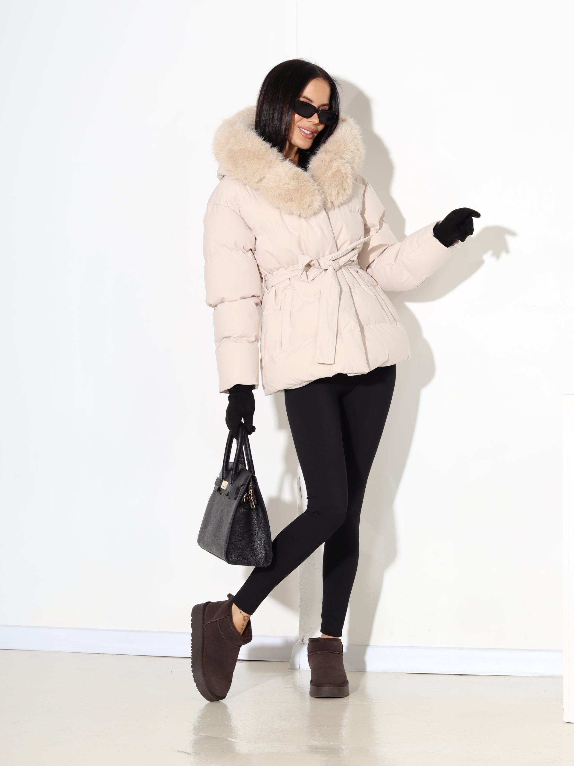 Bēšas krāsas virsjaka ar jostu un kapuci ar dekoratīvu pūku - 17670