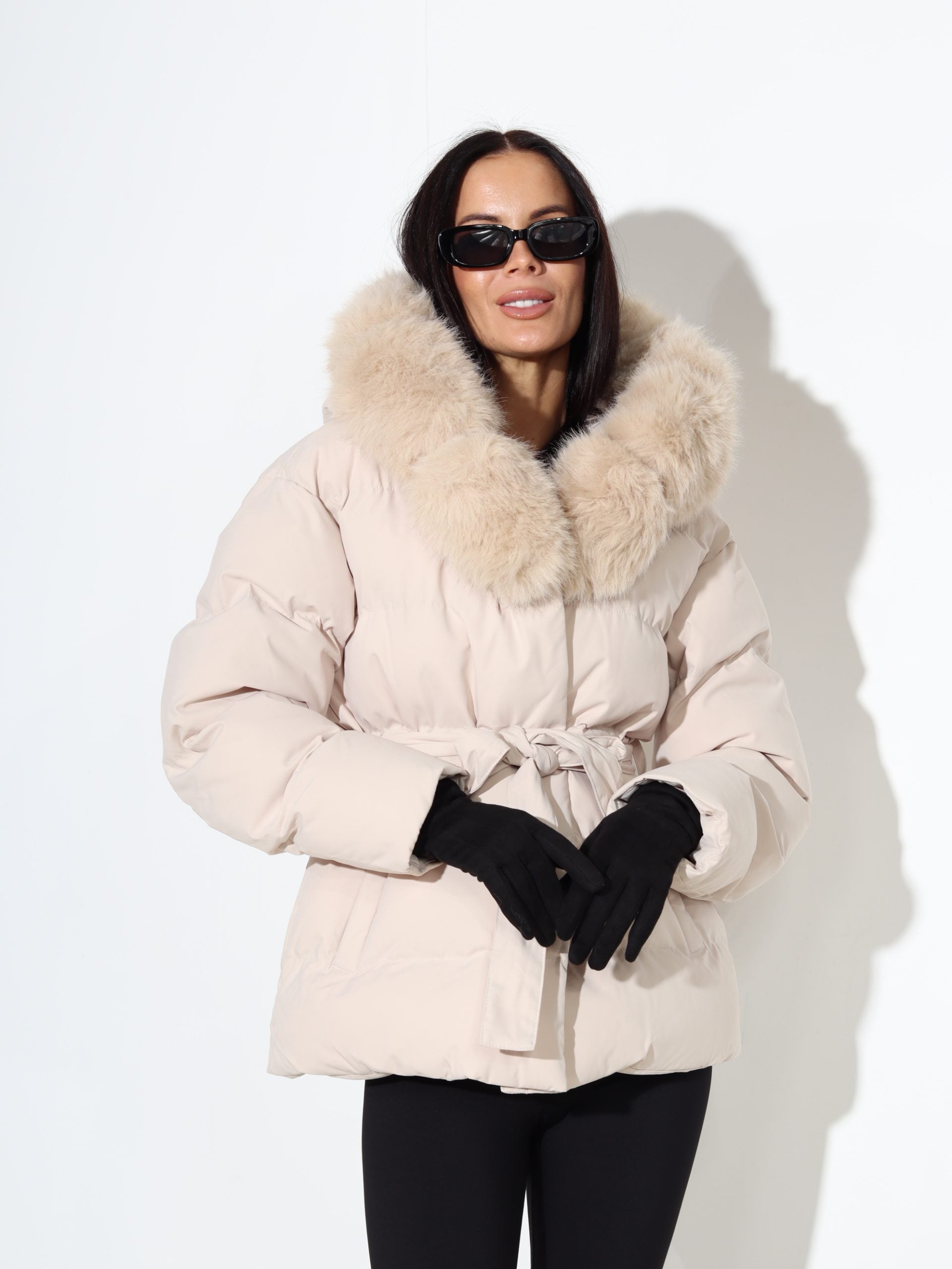 Bēšas krāsas virsjaka ar jostu un kapuci ar dekoratīvu pūku - 17670